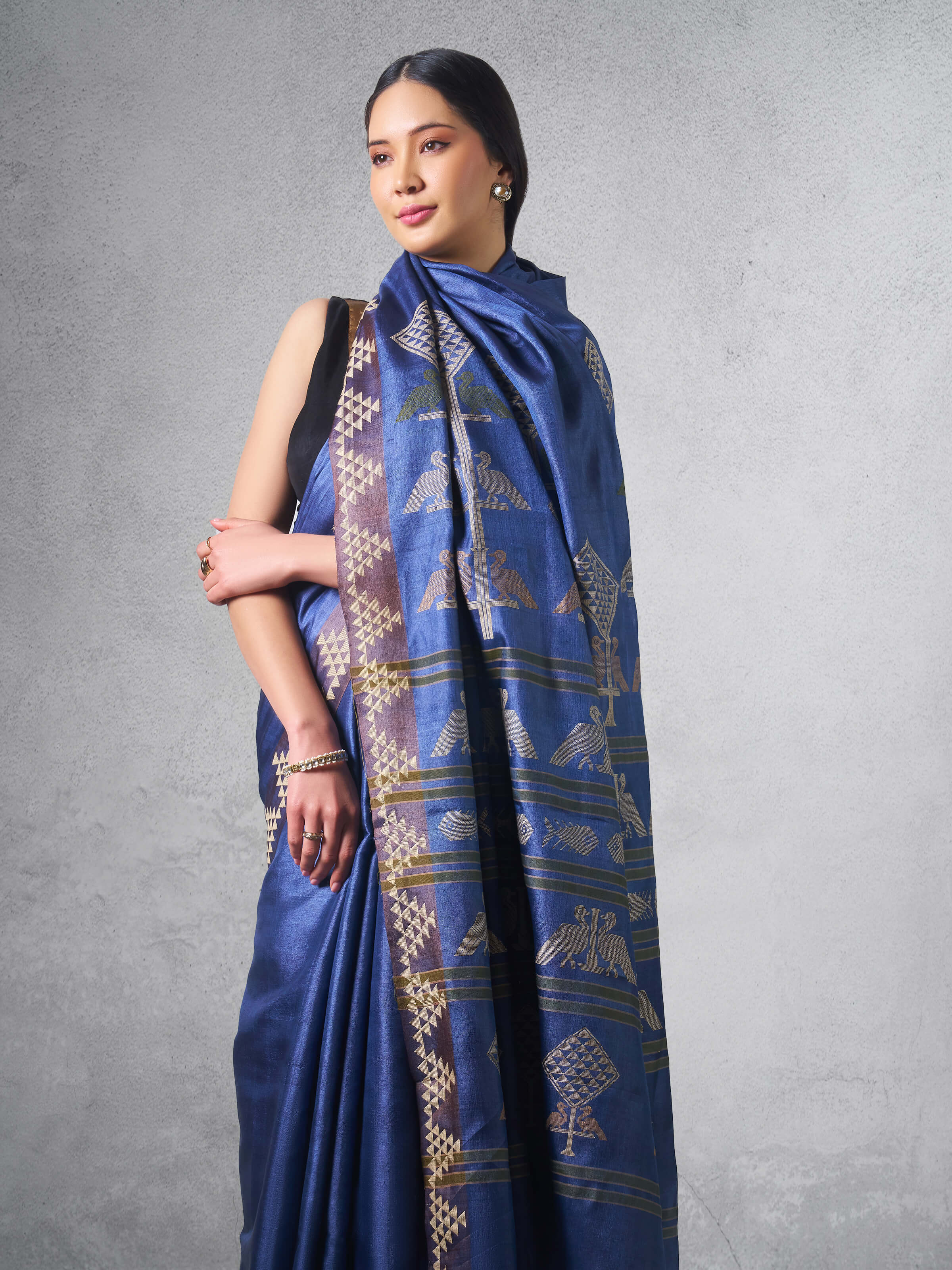 Angled view showing pleats and border of the extra-weft design.