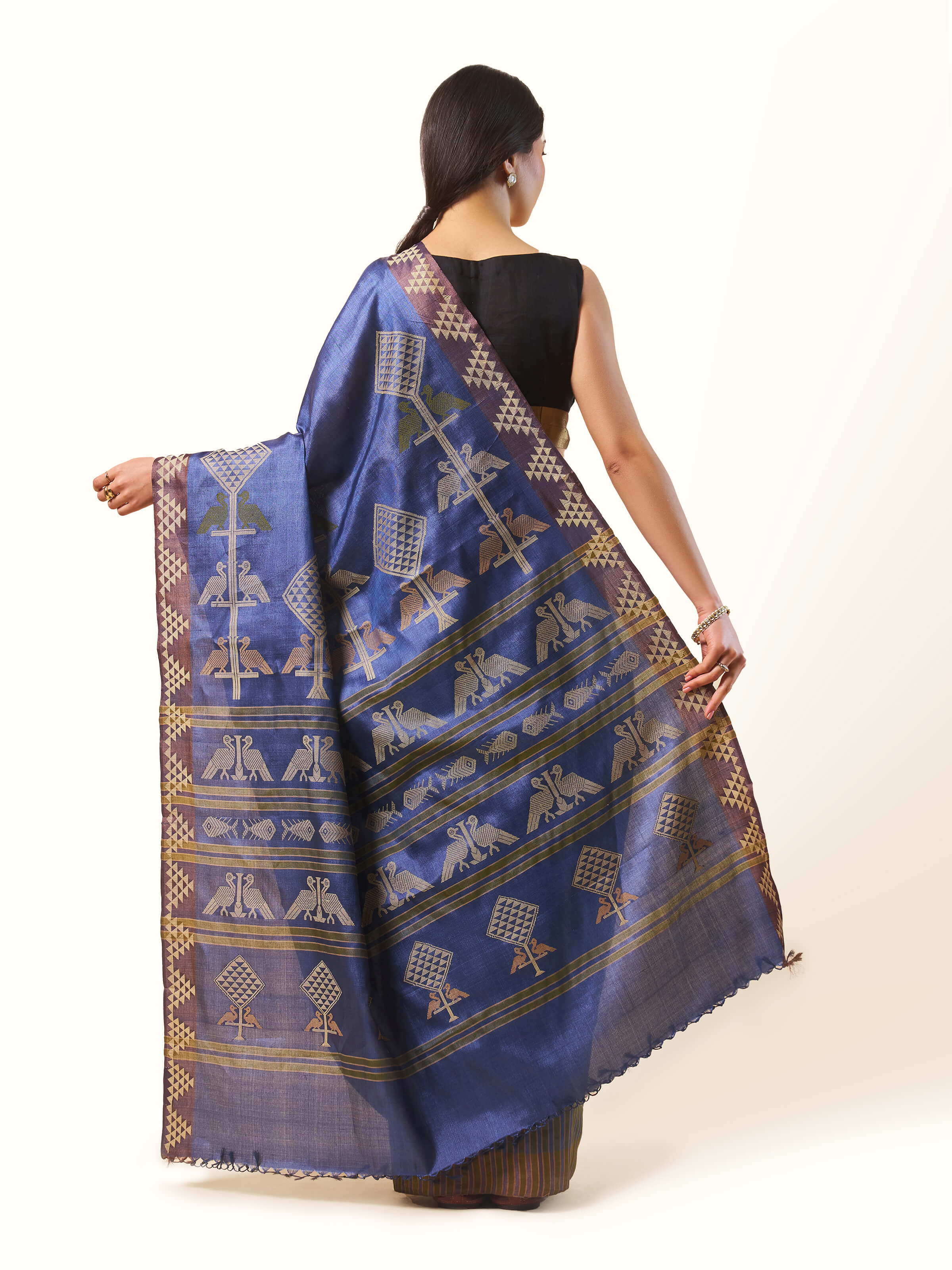 Back view revealing the pallu design and contrast border.