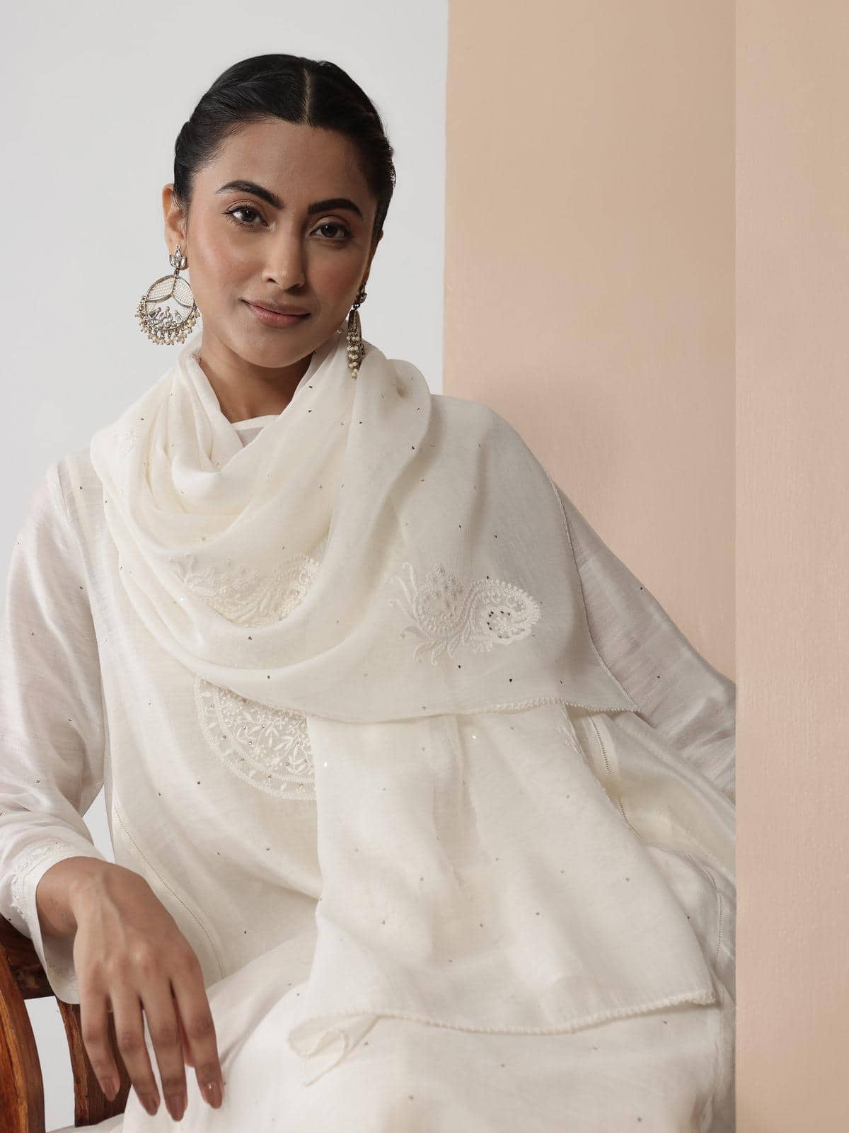 Model draped in white cotton silk Chikankari stole featuring elegant grapevine motifs, styled with ethnic attire.