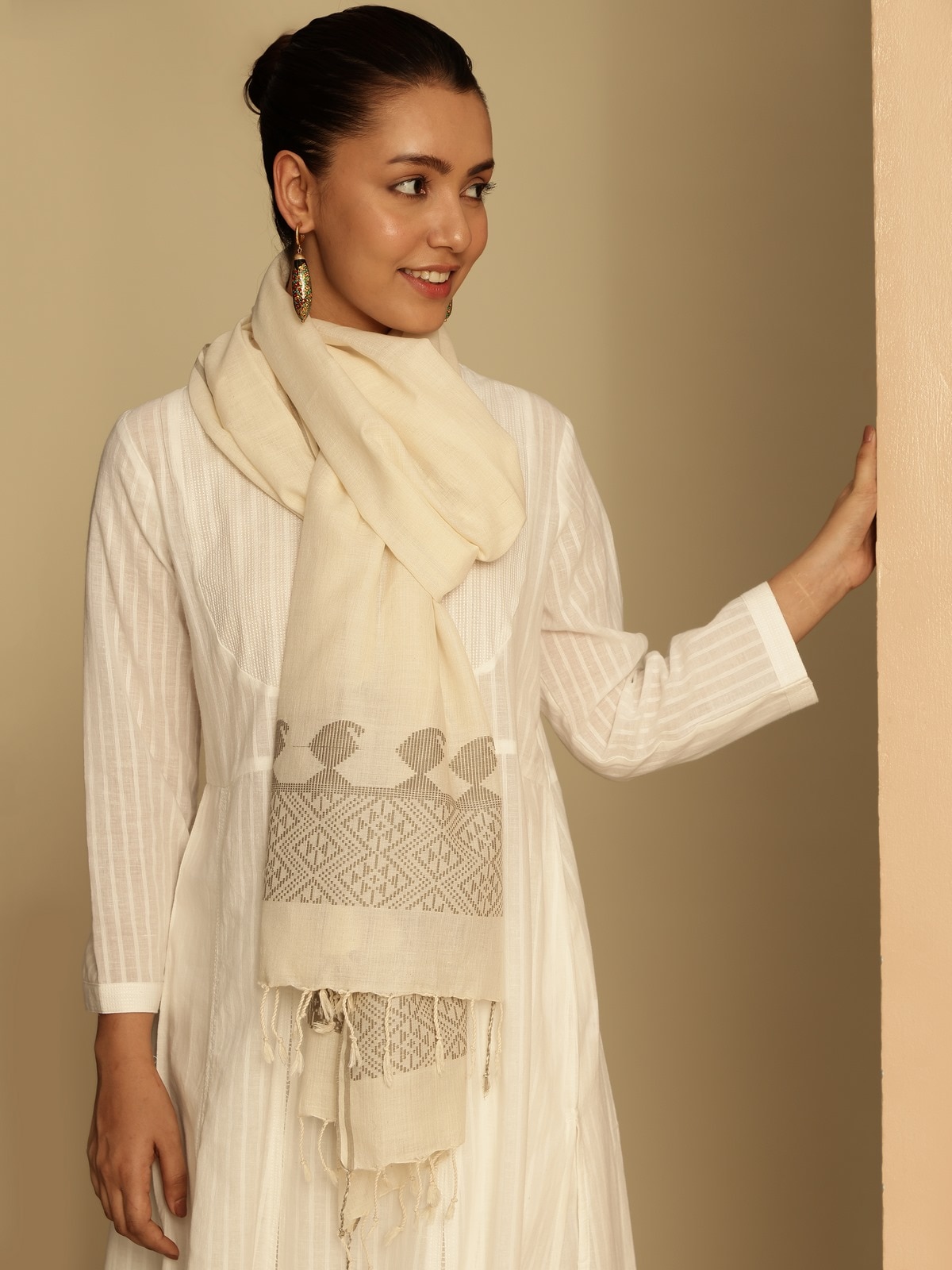 Woman styling white cotton stole with handloom kurta for a contemporary ethnic look.