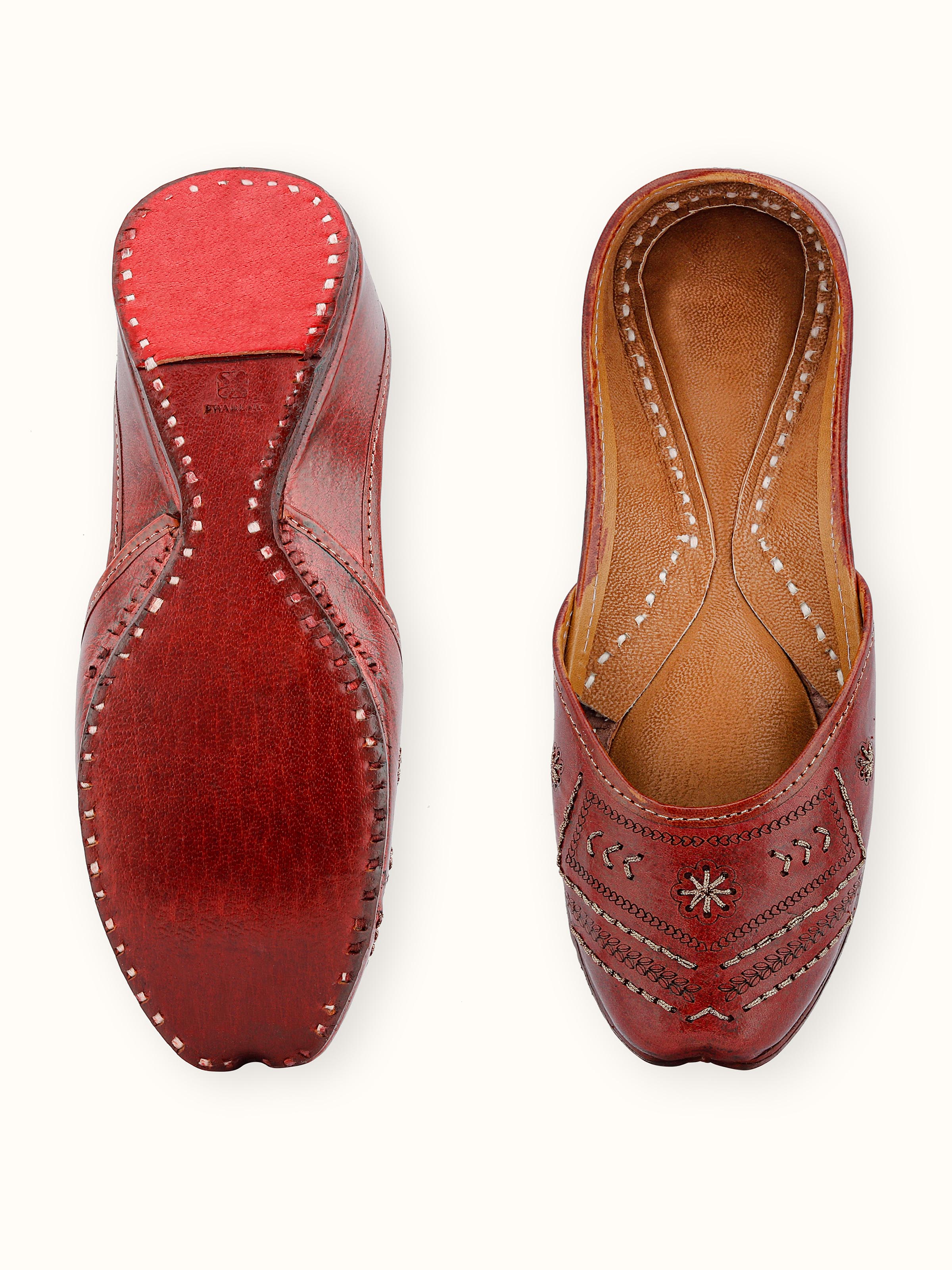 Back view of tan leather Haryana juttis highlighting heel and sole details