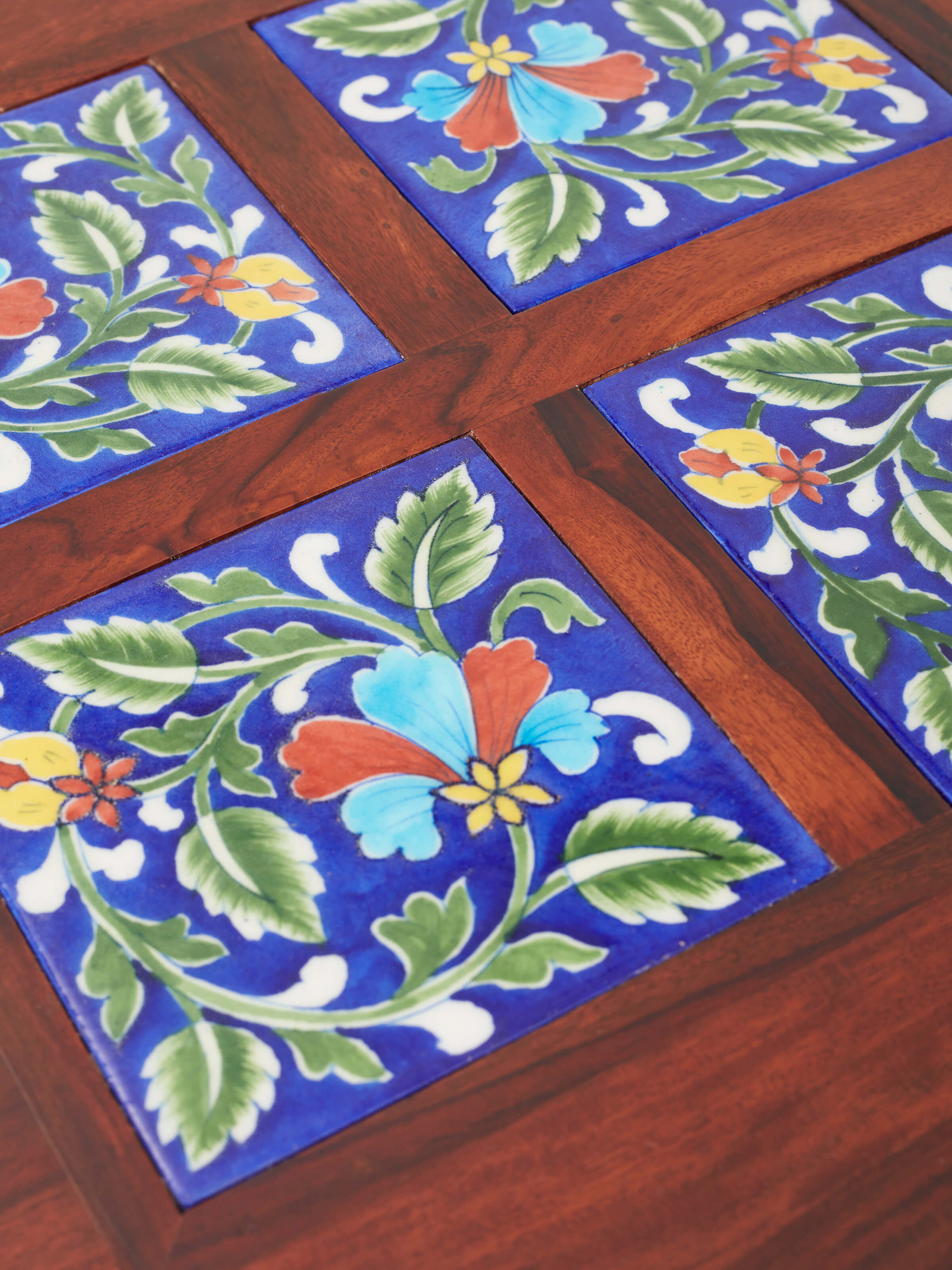 Overall view of the Sheesham wood coffee table set with blue pottery, emphasizing the set's stylish design and practical use.