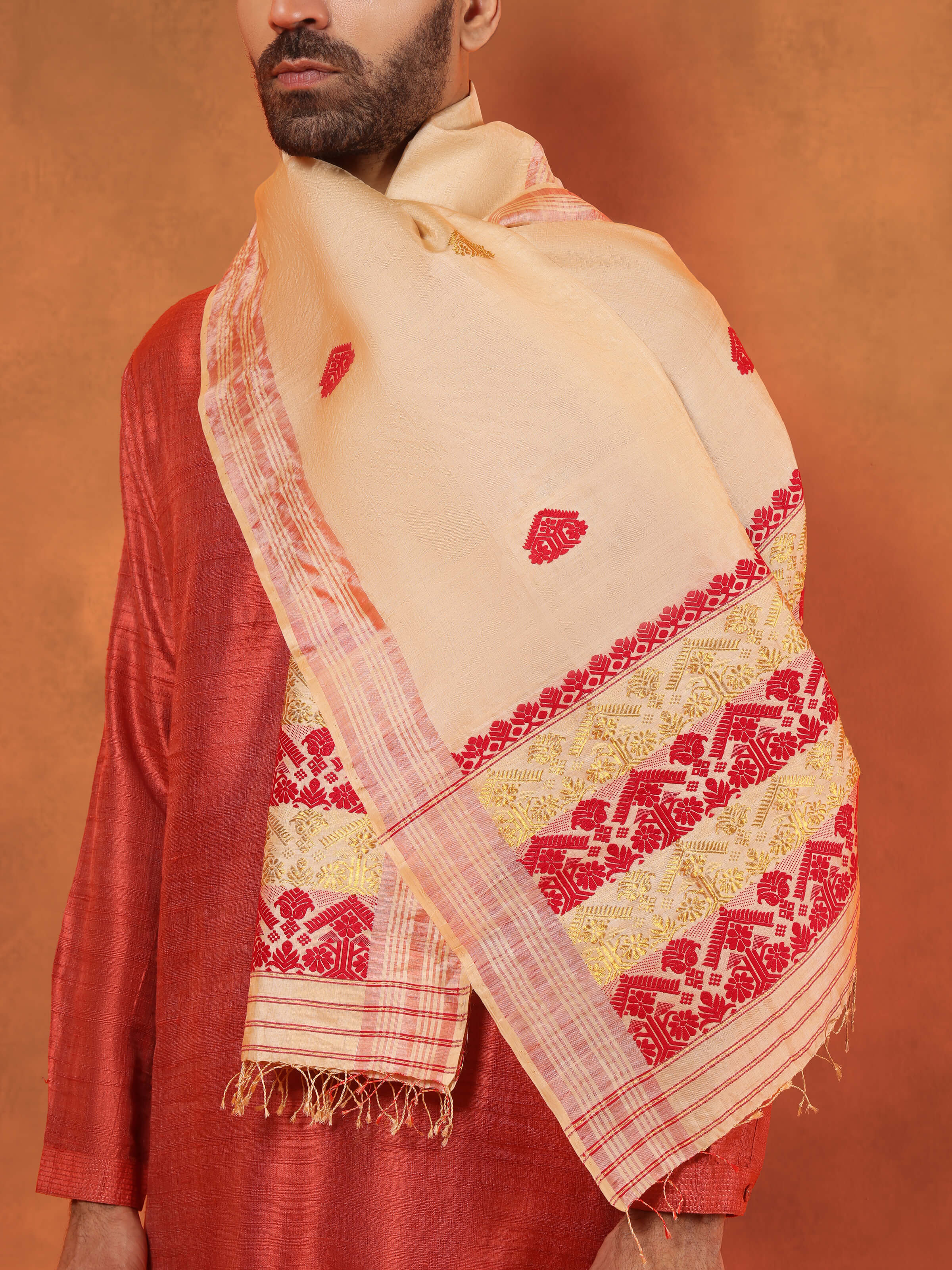 Angled view of peach tussar silk stole showcasing woven pallu detail