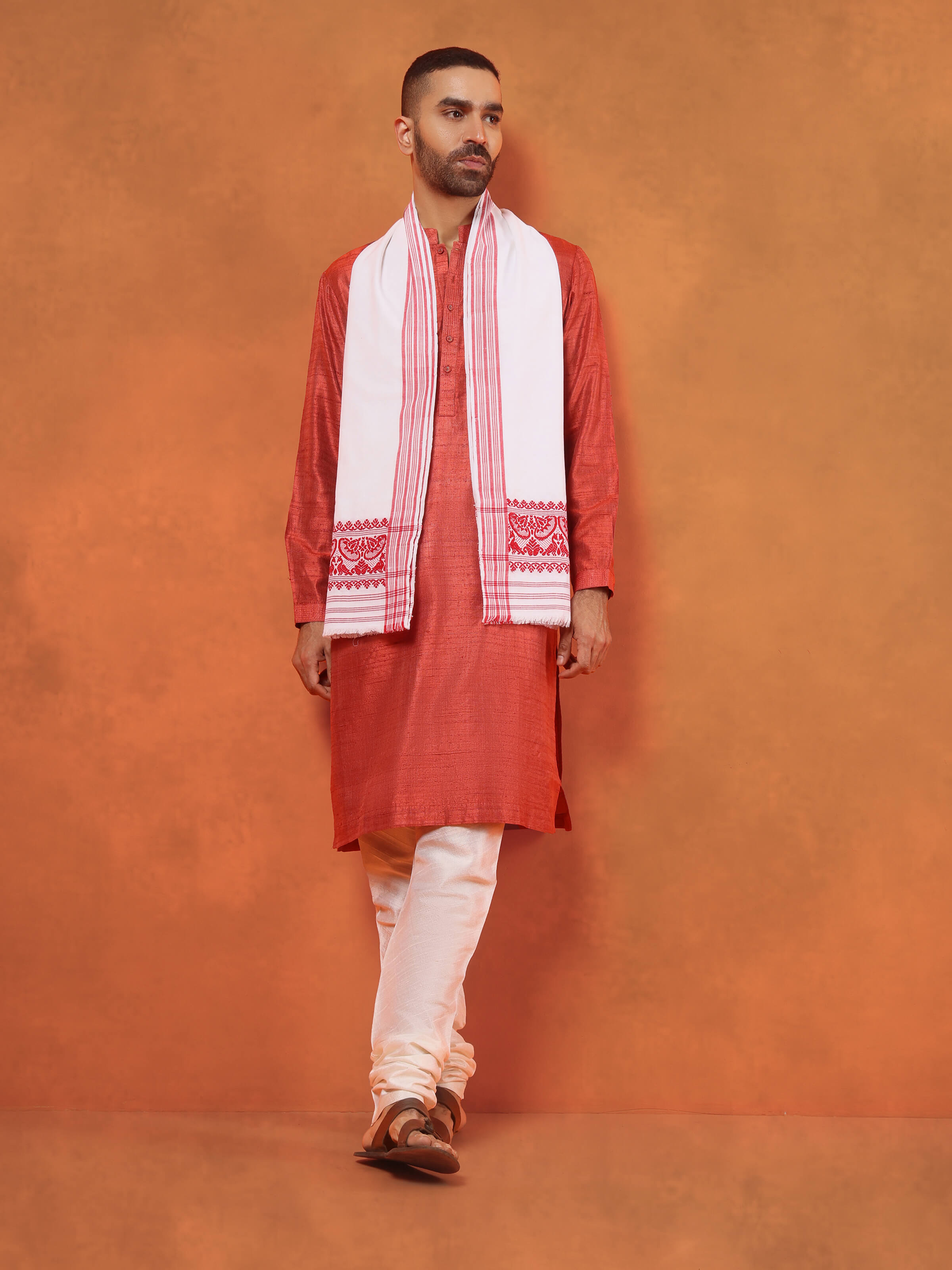 Woman styling white cotton stole over light-colored ethnic wear for summer.