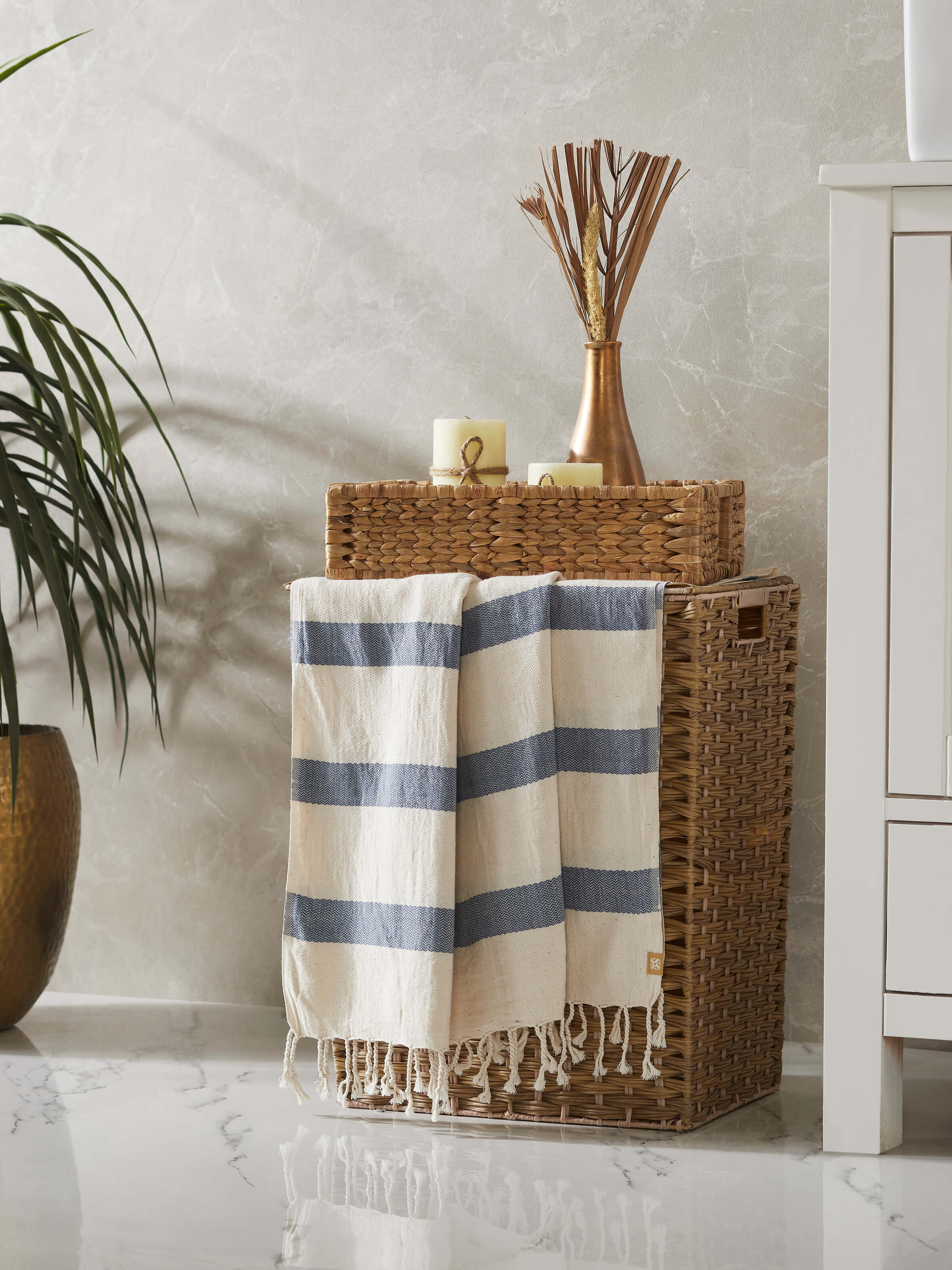 Close-up of Salya blue stripe cotton bath towel (M), focusing on the fabric texture and stripe pattern.