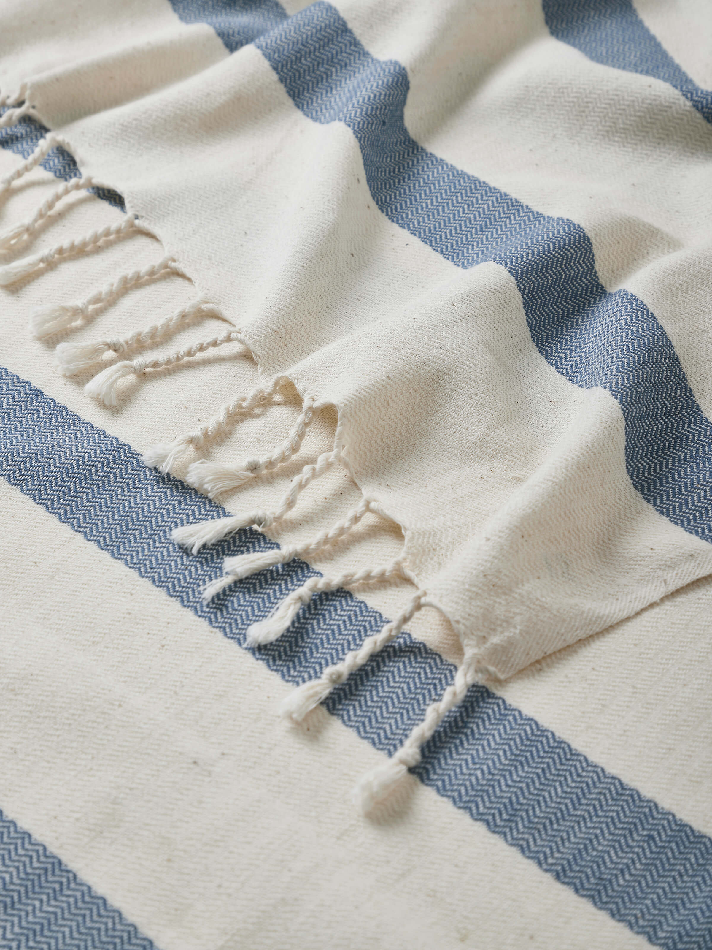 Detailed view of Salya blue stripe cotton striped bath towel (L), focusing on the cotton material and stripe pattern.