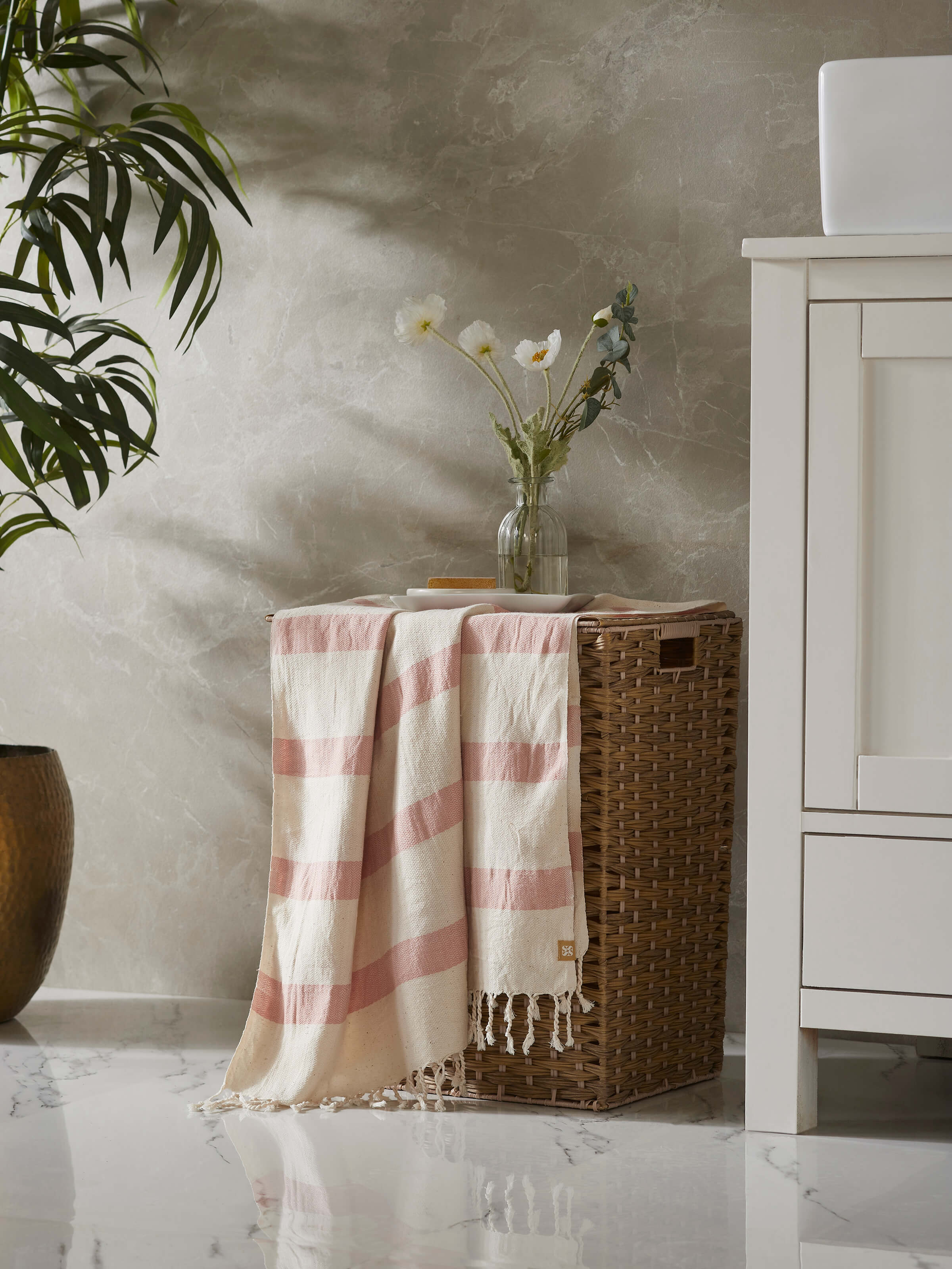 Close-up of Salya red stripe cotton bath towel (M) showing the texture and stripe detail.