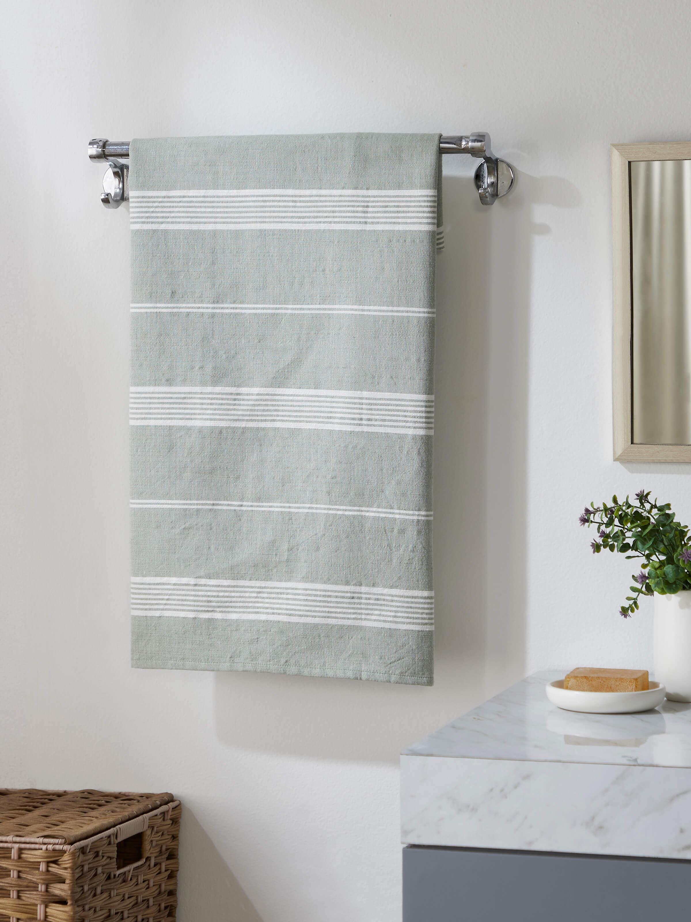 Close-up of Simhi green cotton bath towel, featuring the textured stripes and vibrant green color.