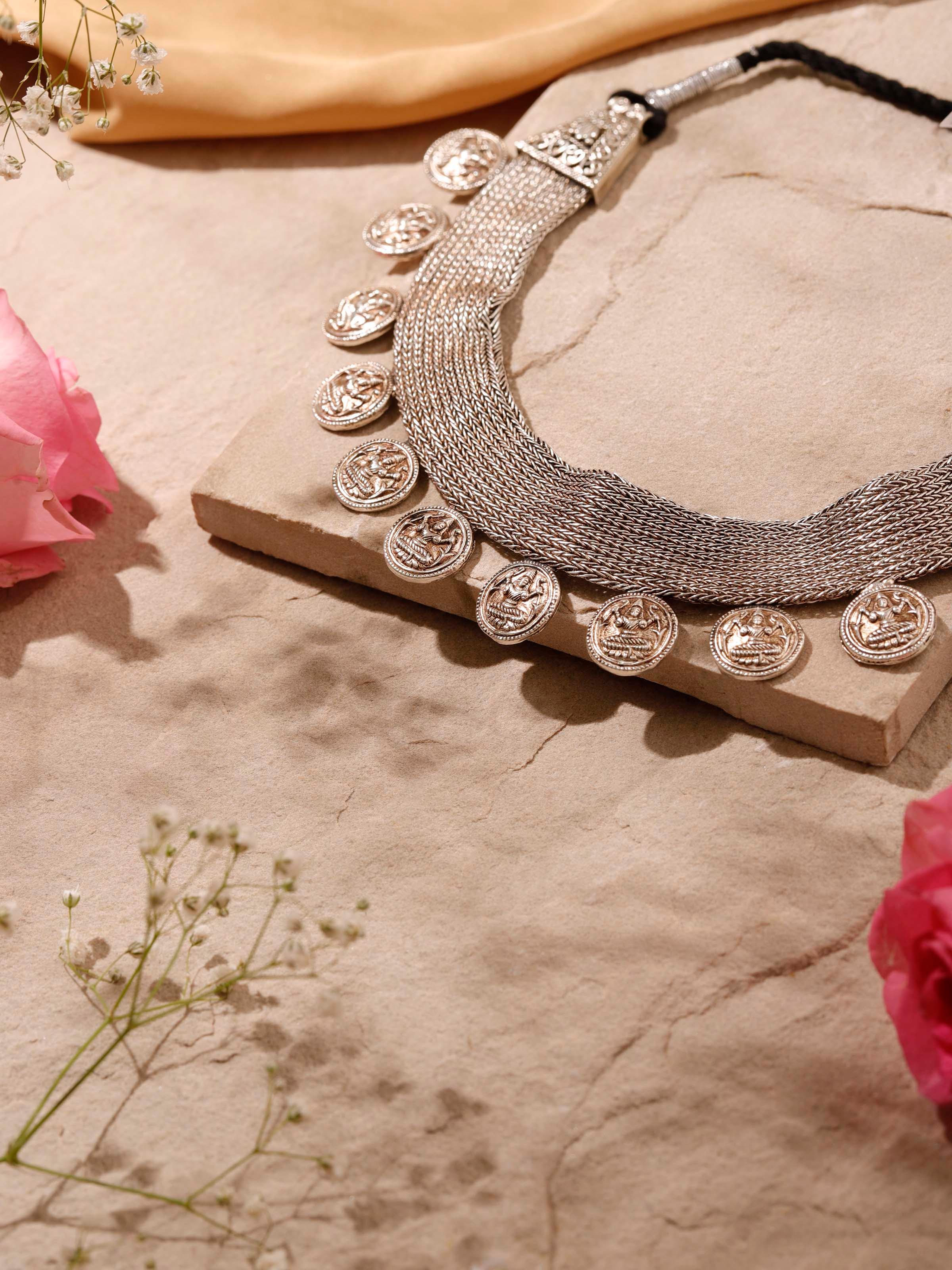 Detailed view of Silver collar necklace emphasizing modern design and smooth metal finish