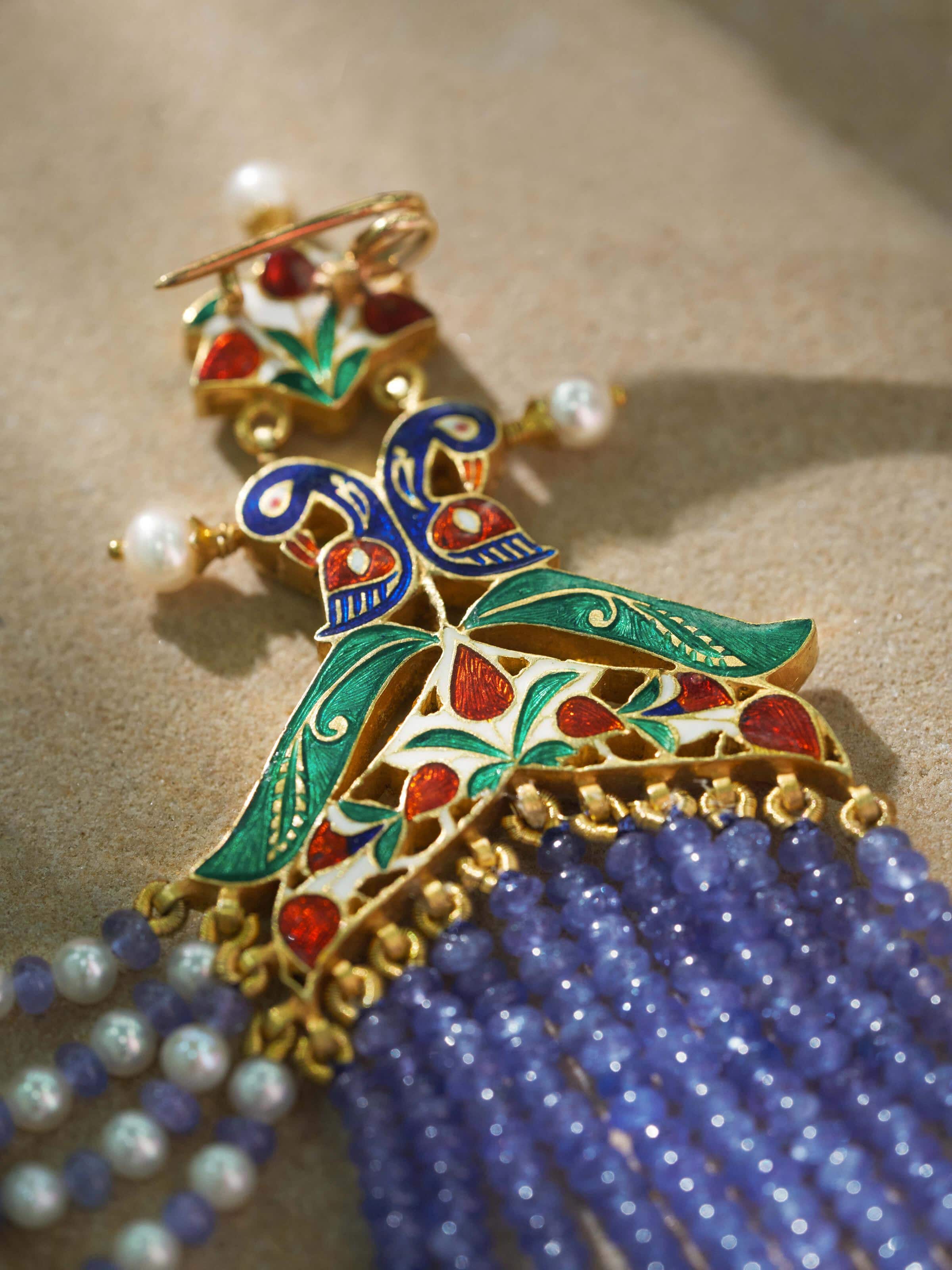 Back view of Jadau 18 Karat gold brooch pin featuring secure clasp and hallmark details.