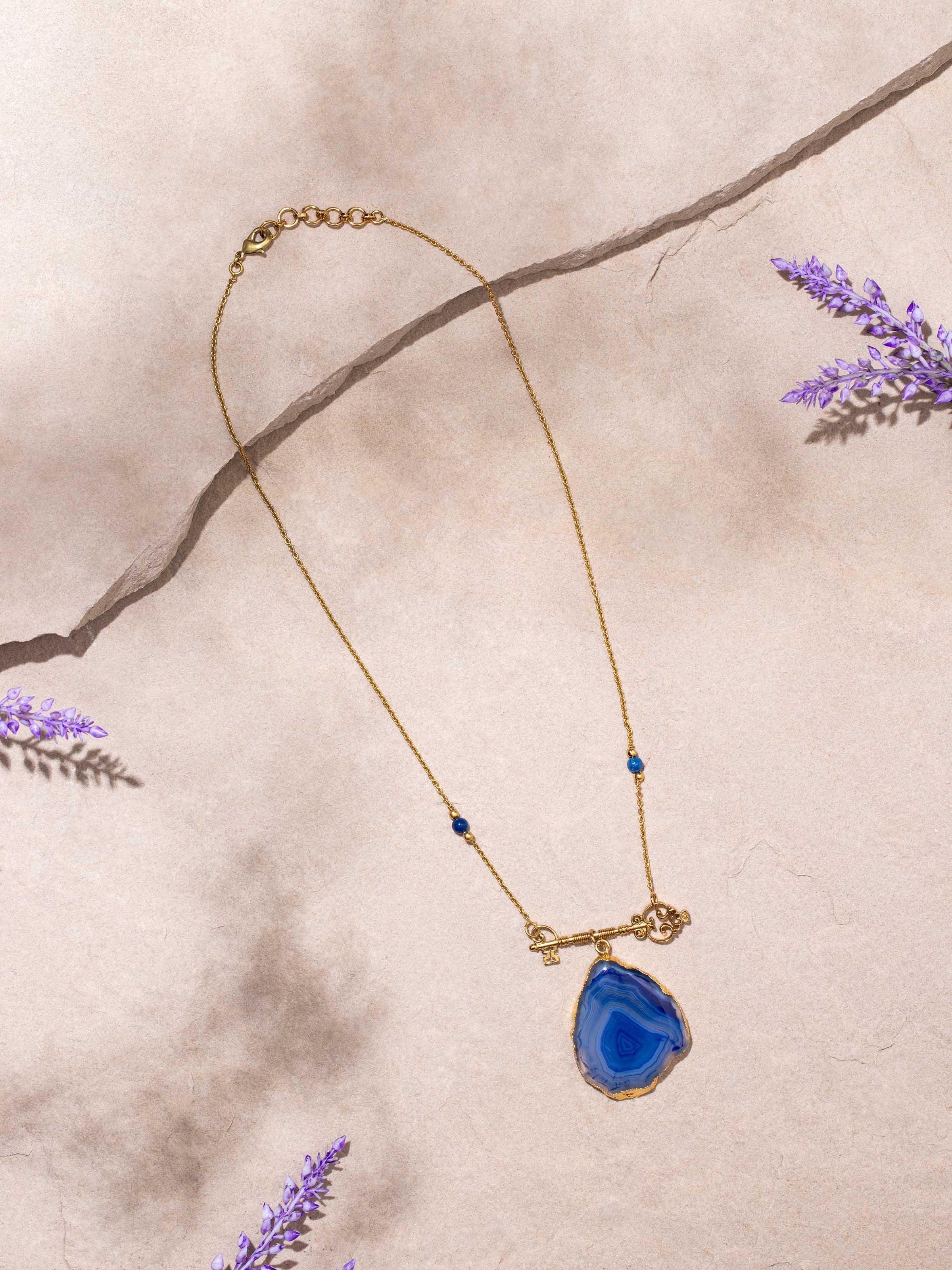 Close-up of Agate long necklace highlighting the quality and natural beauty of agate stones.