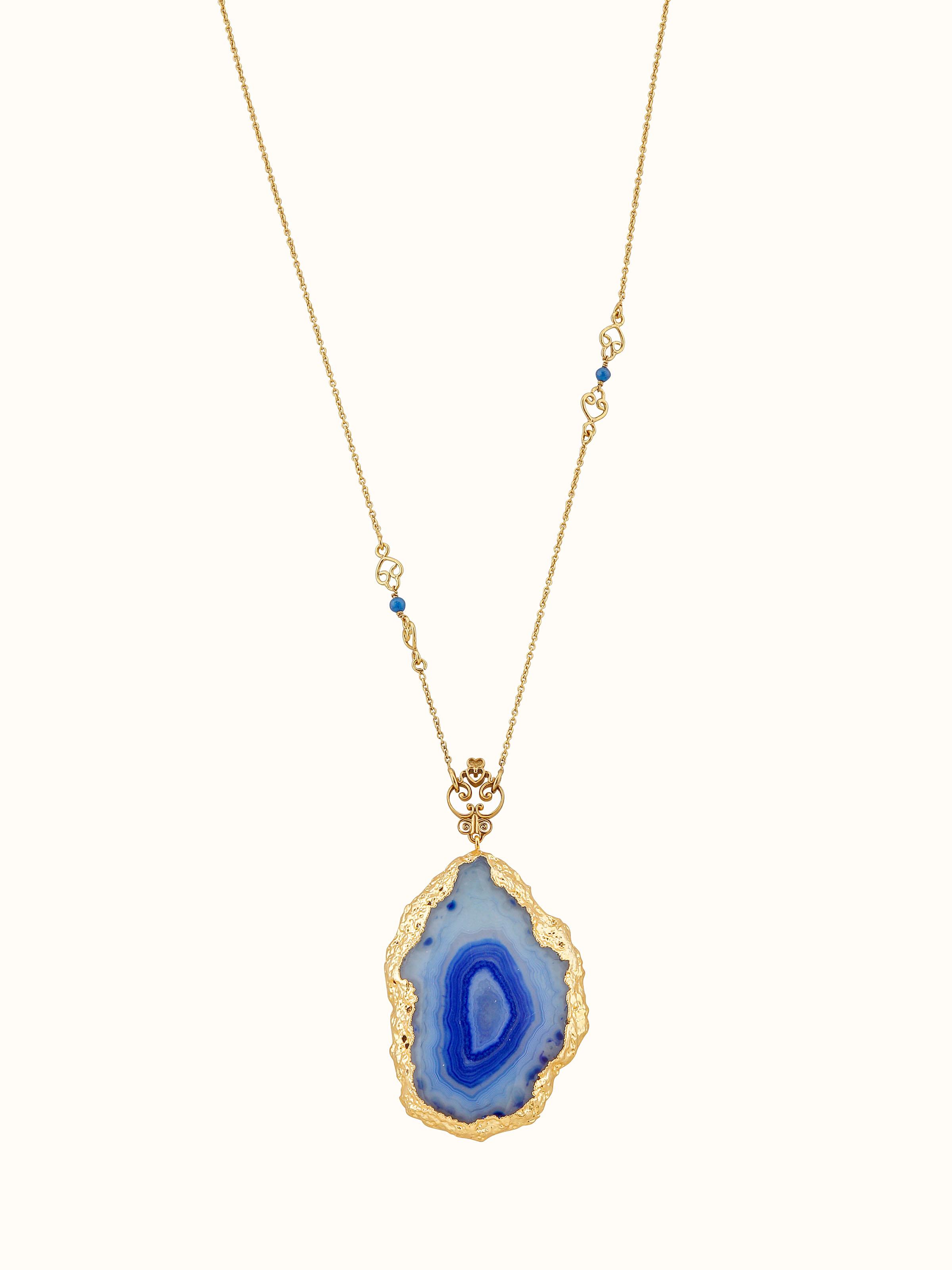ront view of agate pendant with chain featuring a polished agate stone.