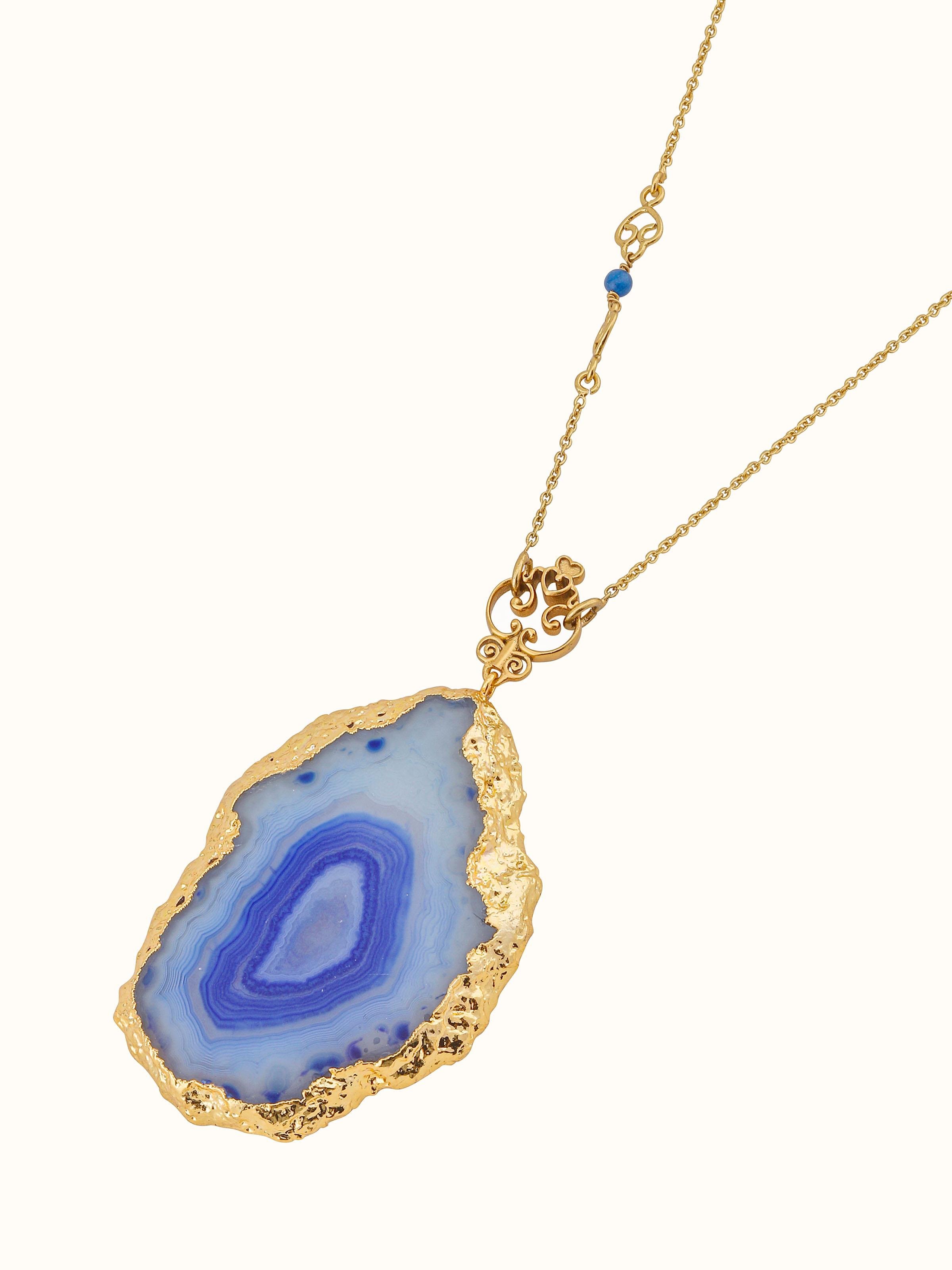 Detailed view of agate pendant with chain emphasizing the pendant’s texture.