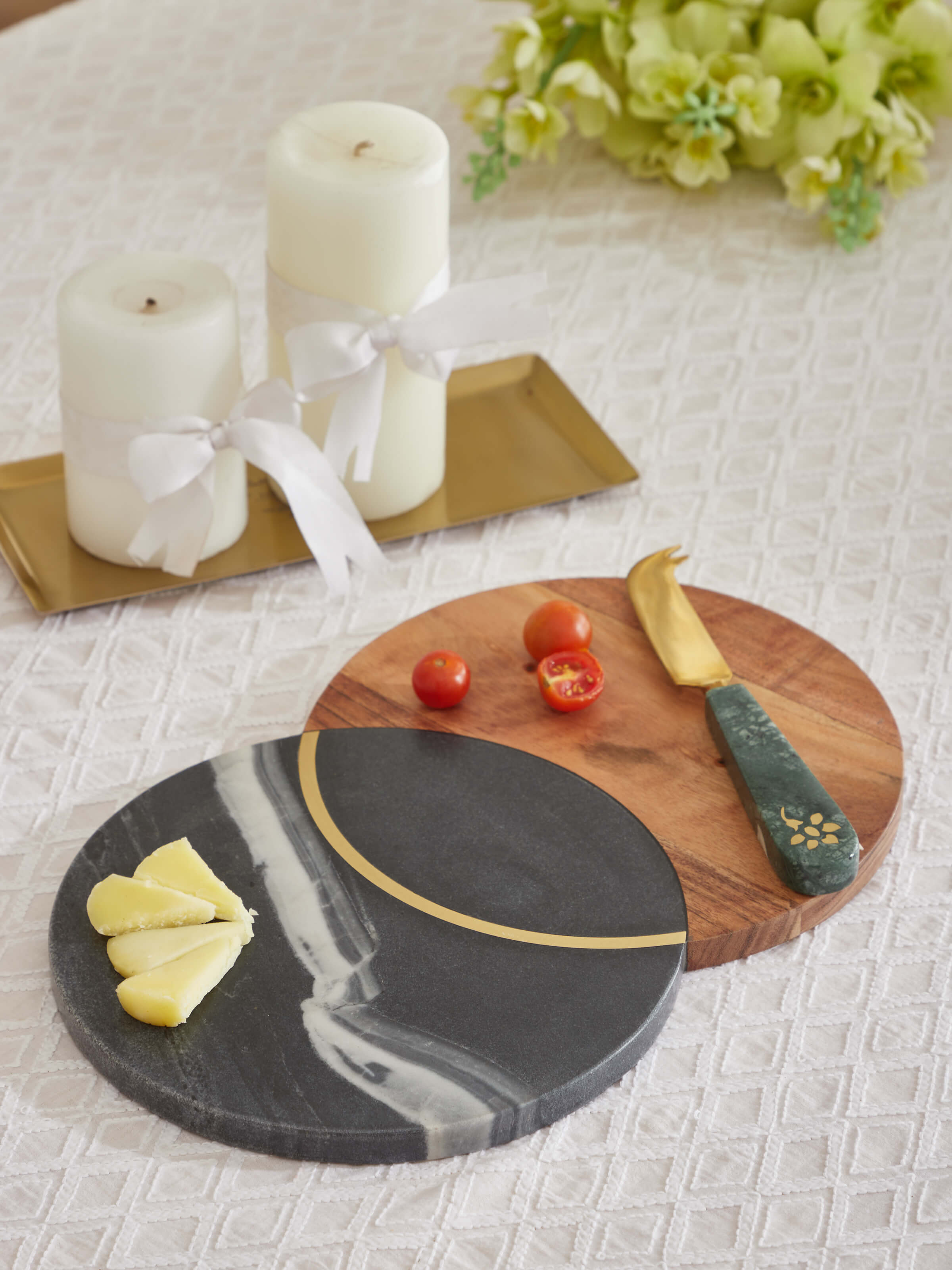 Close-up of marble and acacia wood cheese board, highlighting the marble's polished finish and wooden edge.