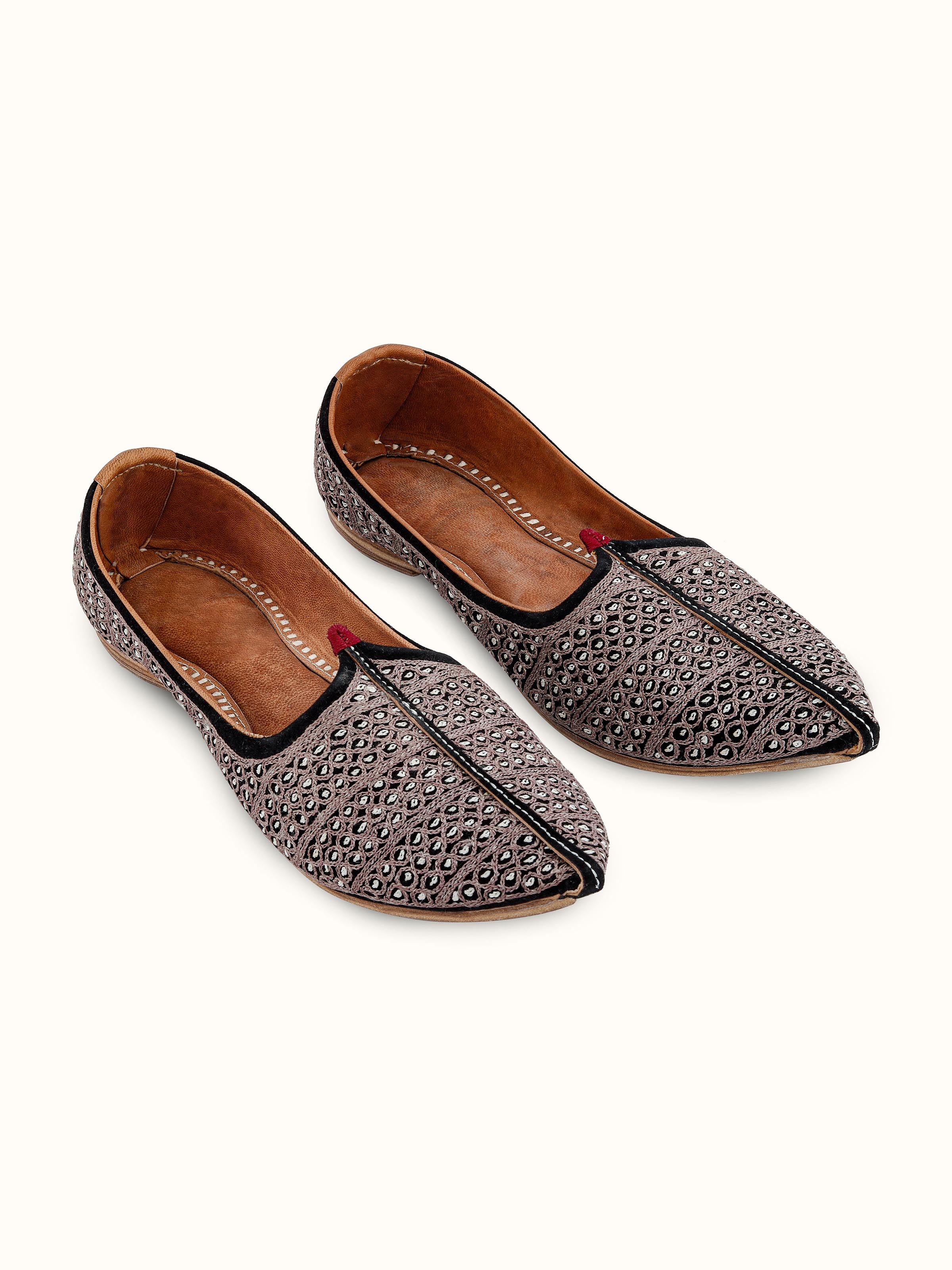 Front view of tan leather embroidered Jodhpuri pagrakha showcasing the intricate embroidery