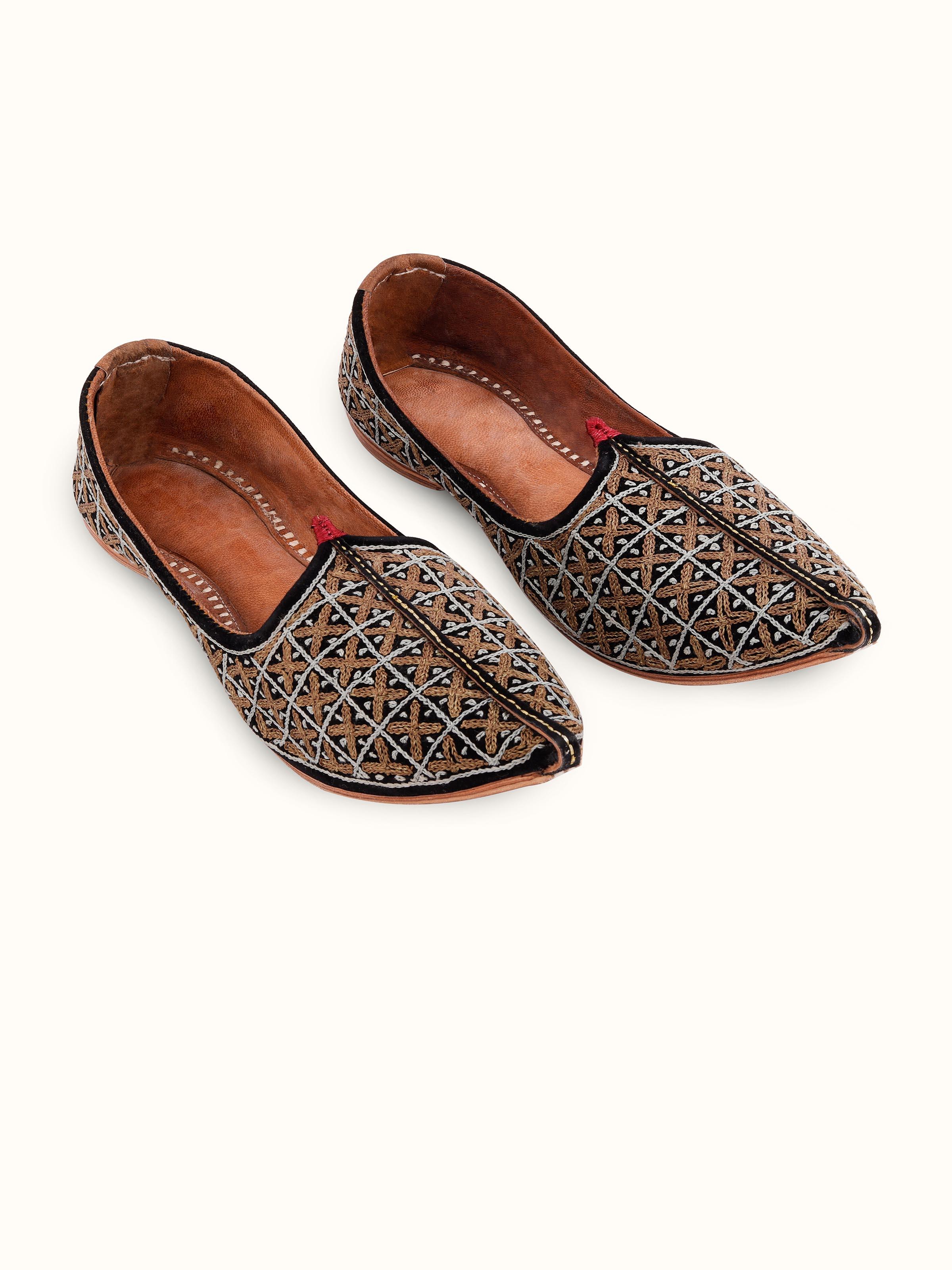 Front view of Black leather embroidered Jodhpuri pagrakha with detailed work