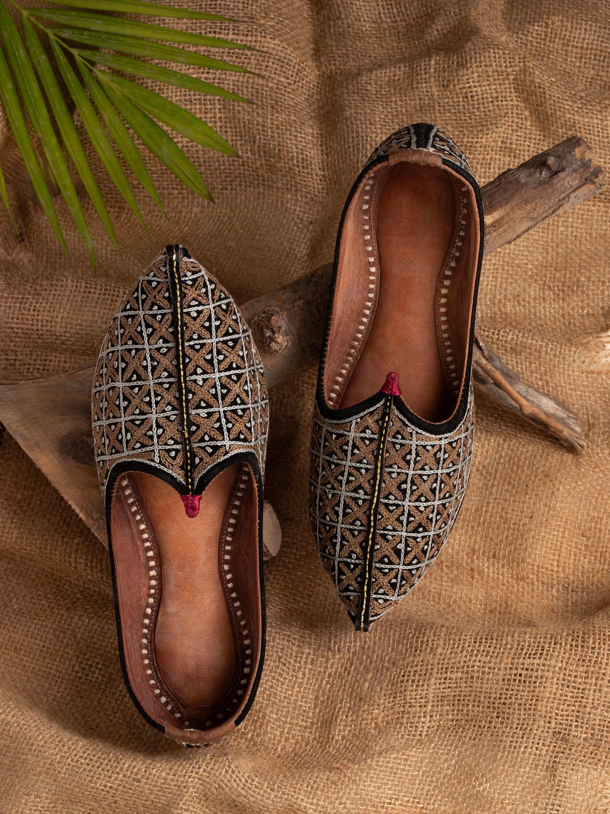 Side view of Black leather embroidered Jodhpuri pagrakha showcasing embroidery