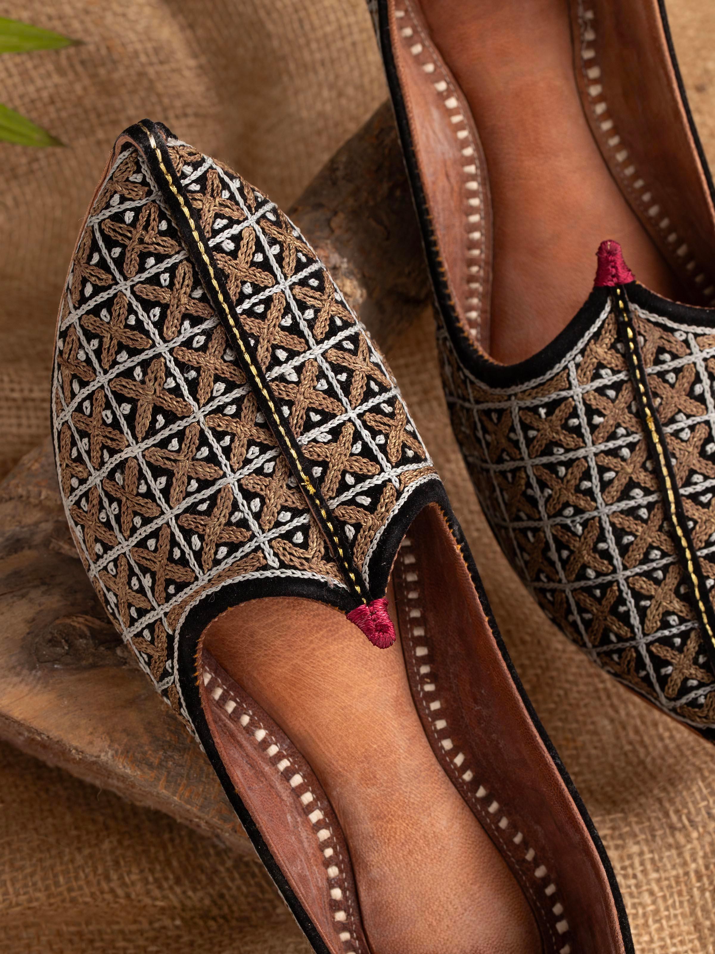 Detailed view of Black leather embroidered Jodhpuri pagrakha's embroidery