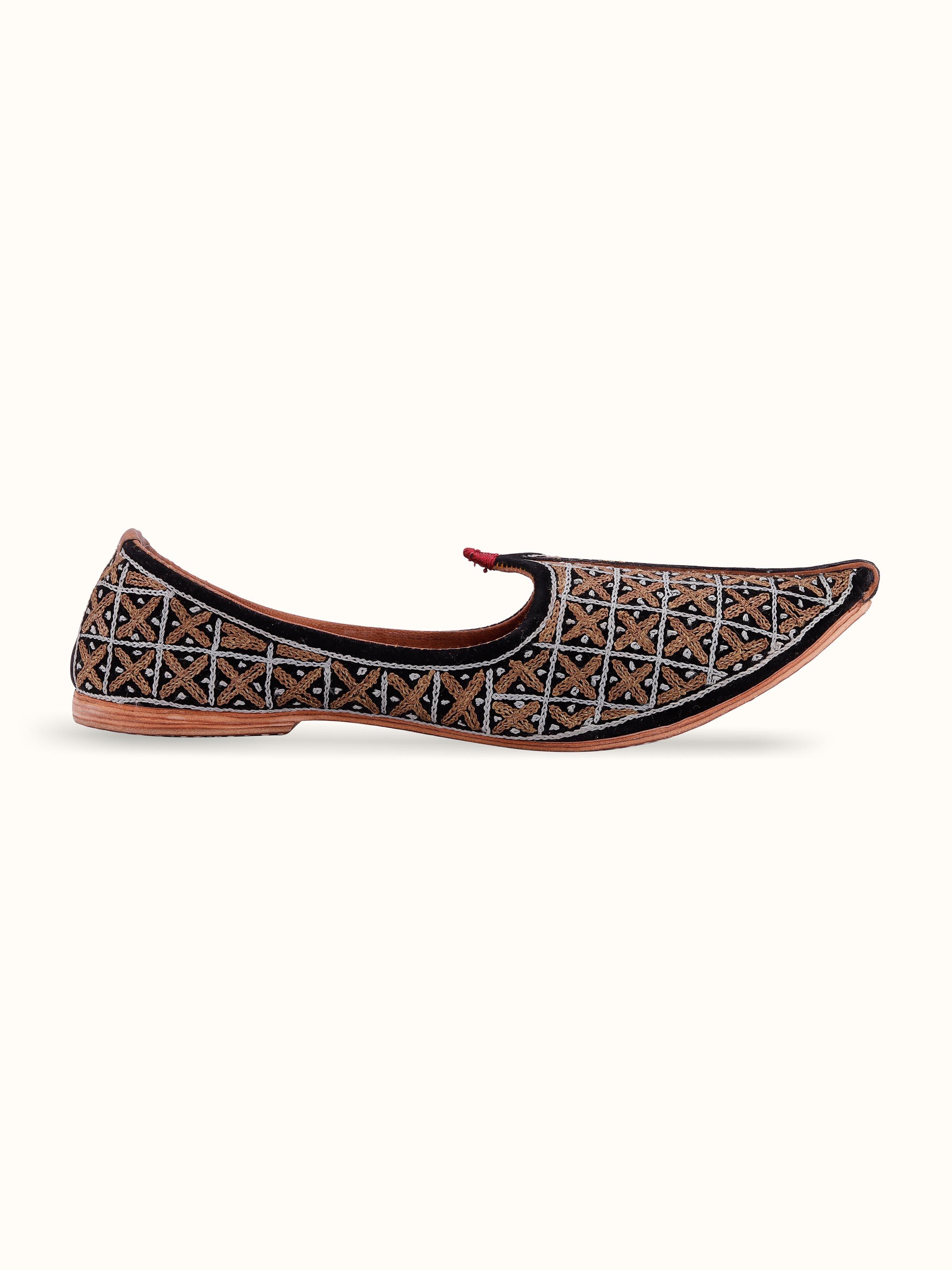 Angle view of Black leather embroidered Jodhpuri pagrakha highlighting design