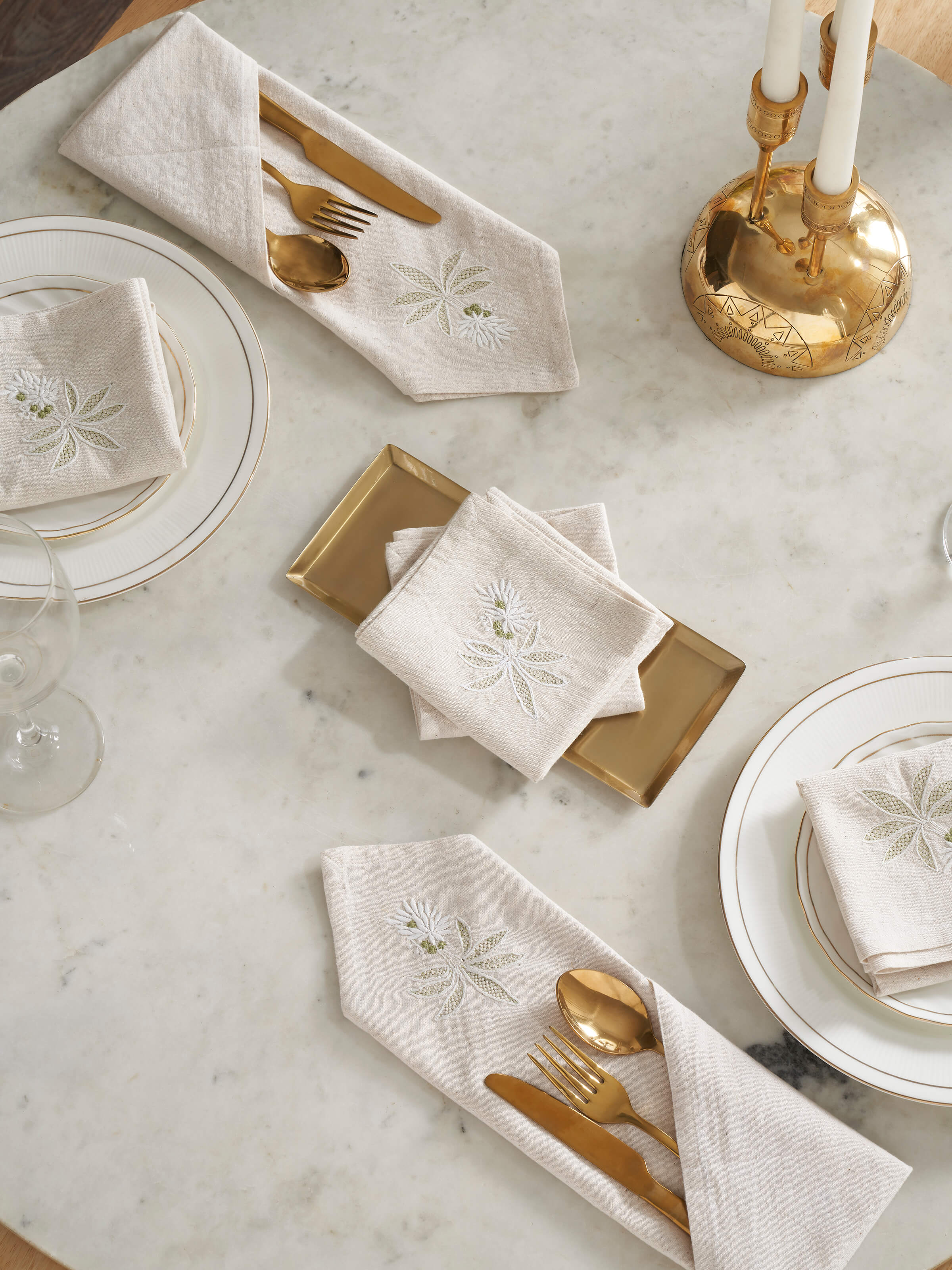 Close-up of Kadal green floral cotton flax Chikankari dinner napkins (6 pcs), highlighting the intricate floral Chikankari embroidery on a green cotton base.