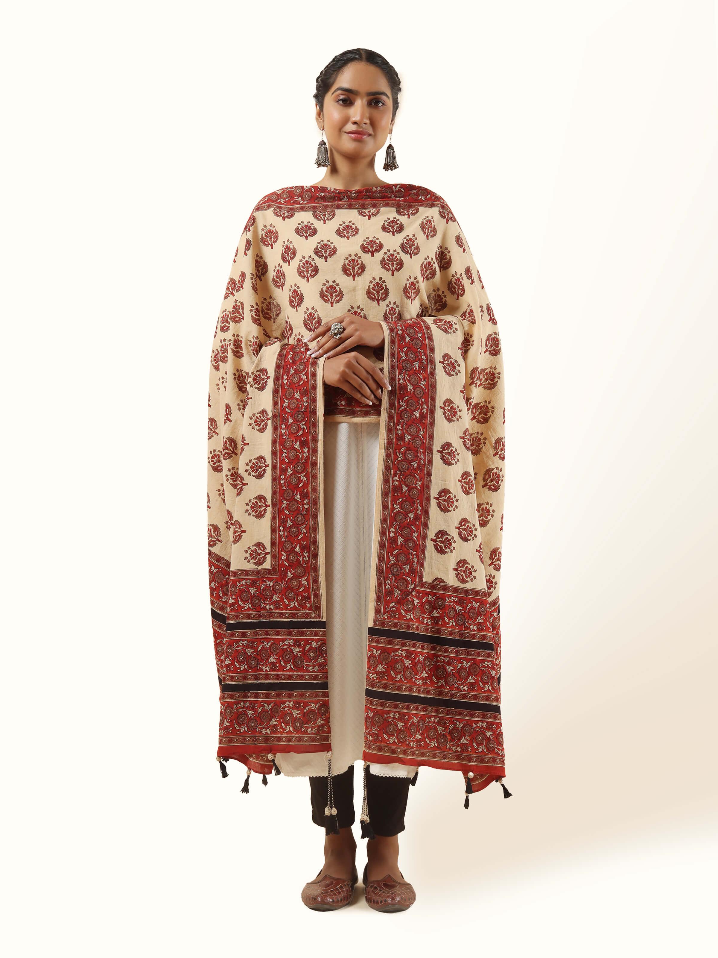Front view highlighting the traditional Bagru block print and warm combination of beige and red tones on soft cotton.