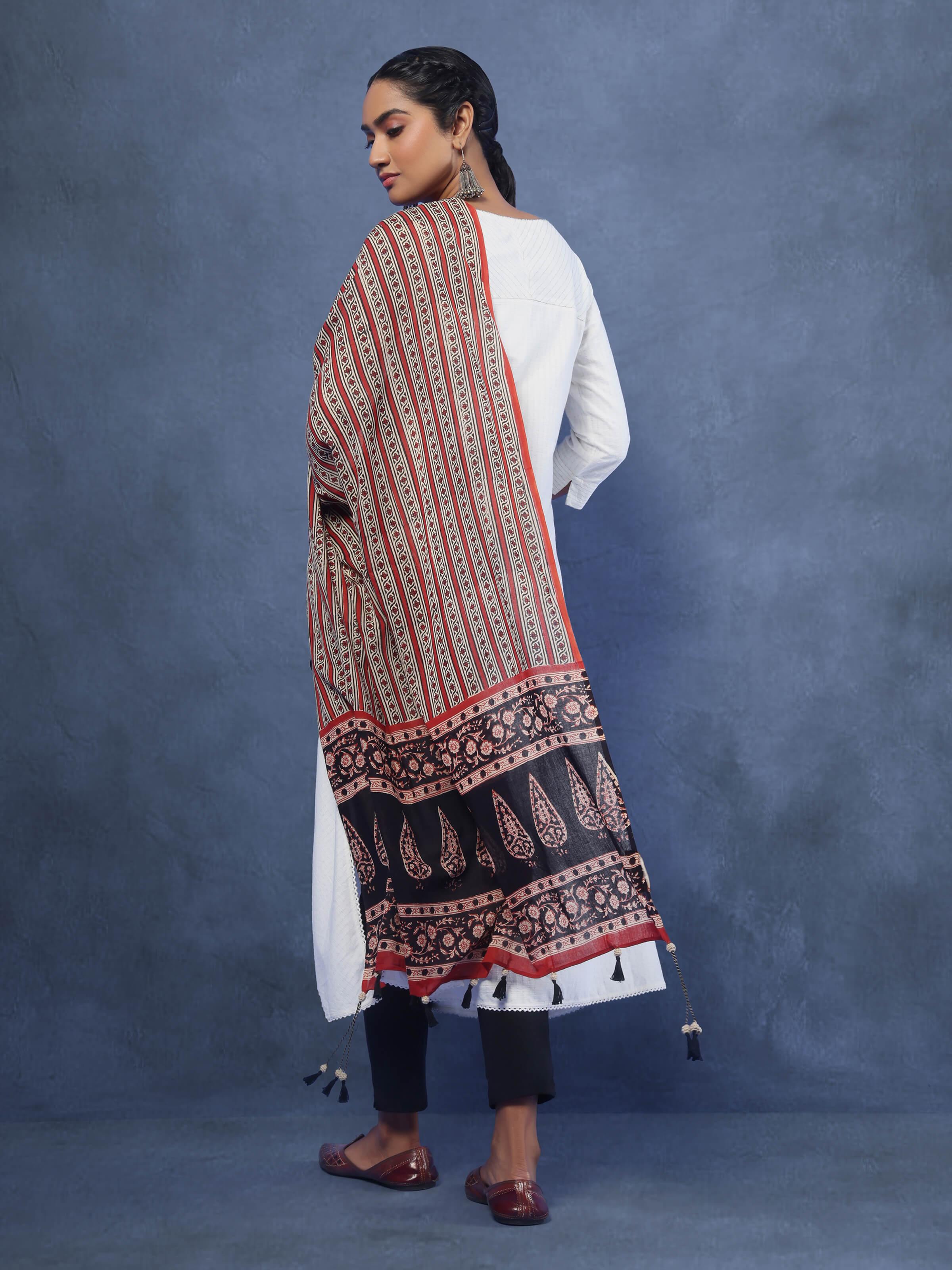 Angled view of cotton Bagru dupatta showing print clarity and length
