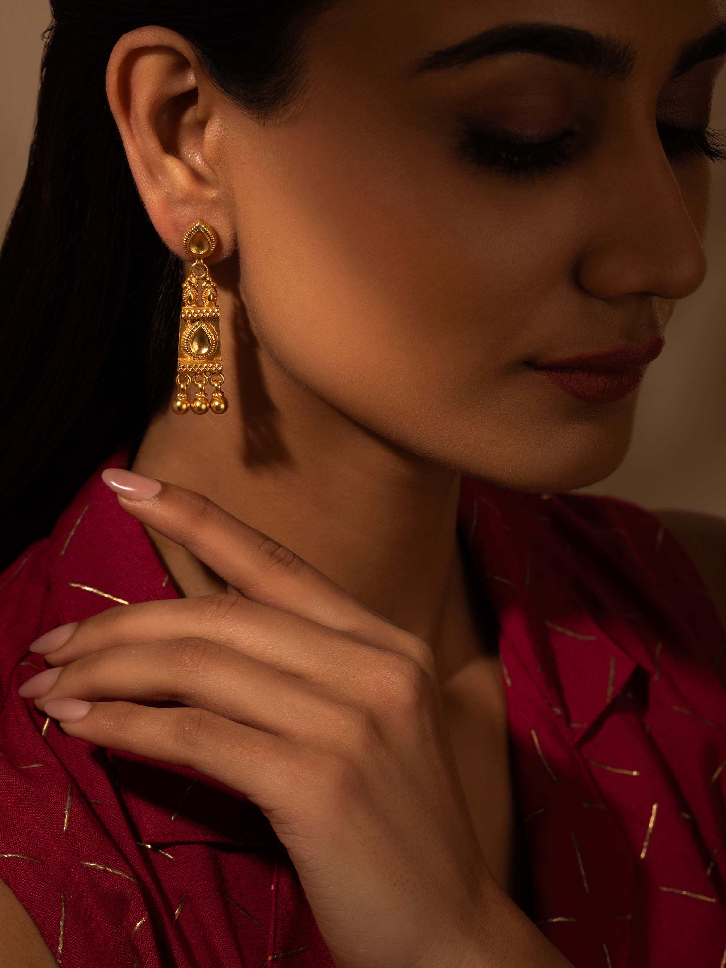 Side view of Patwa Collar Necklace showcasing its detailed design.