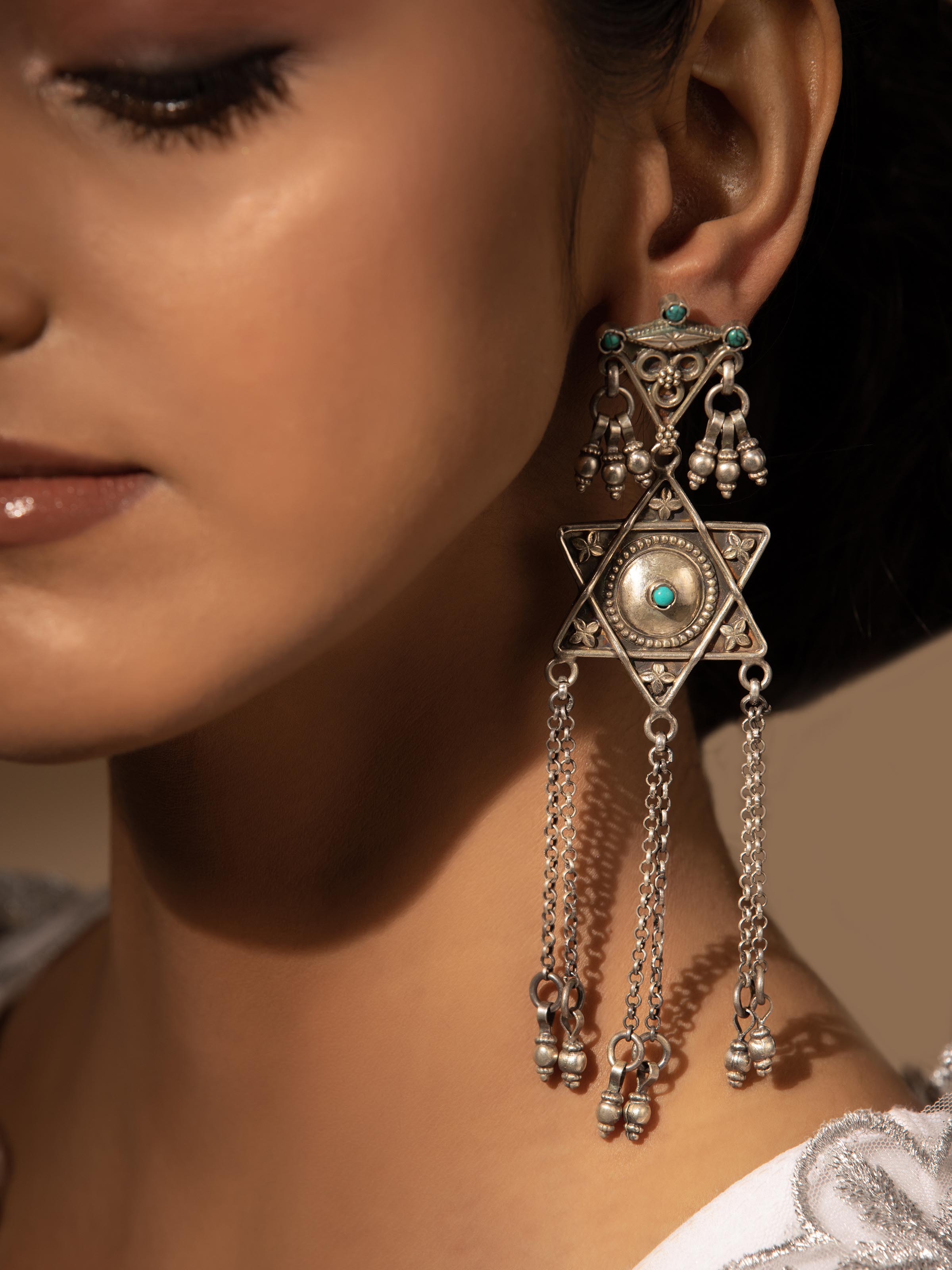 Detailed view of agate long necklace showcasing the quality of the agate stones and elegant design.