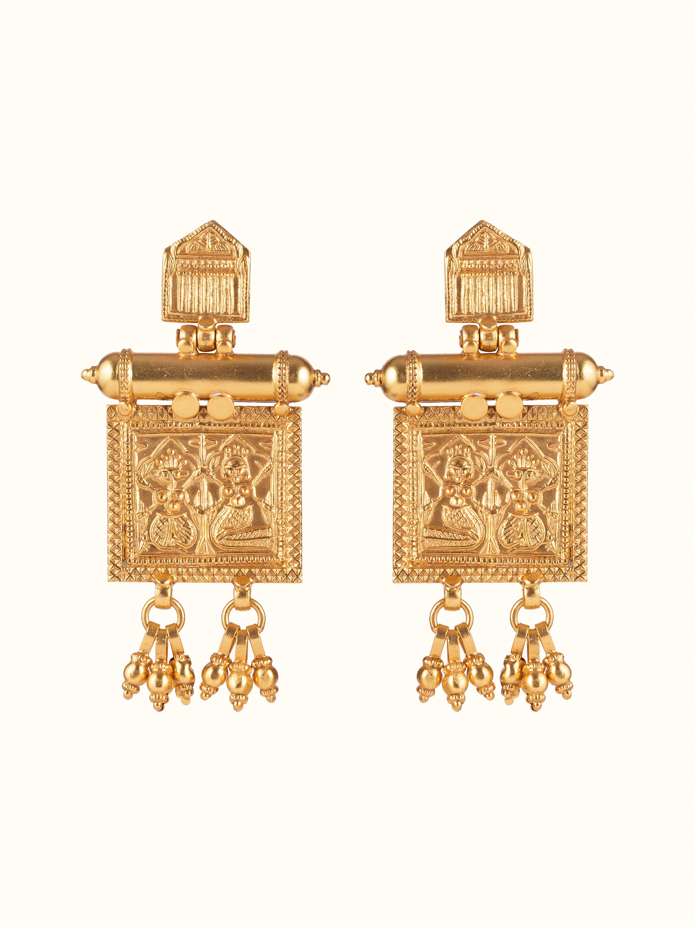 Front view of Jadau 18 karat gold bangle featuring intricate gold detailing.