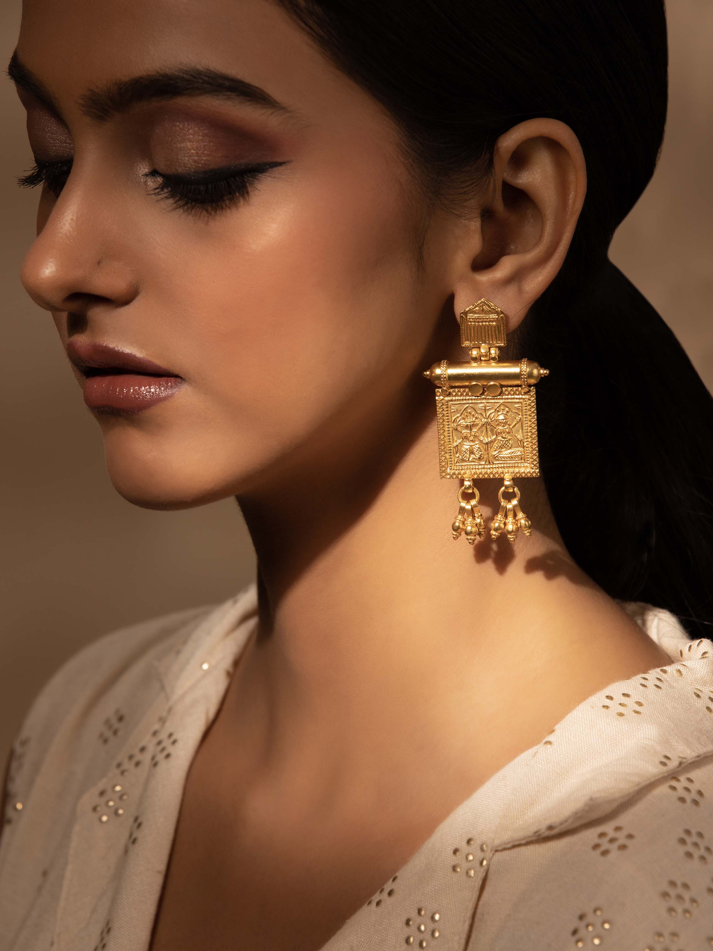 Close-up view of Jadau 18 karat gold bangle highlighting its elegant design.