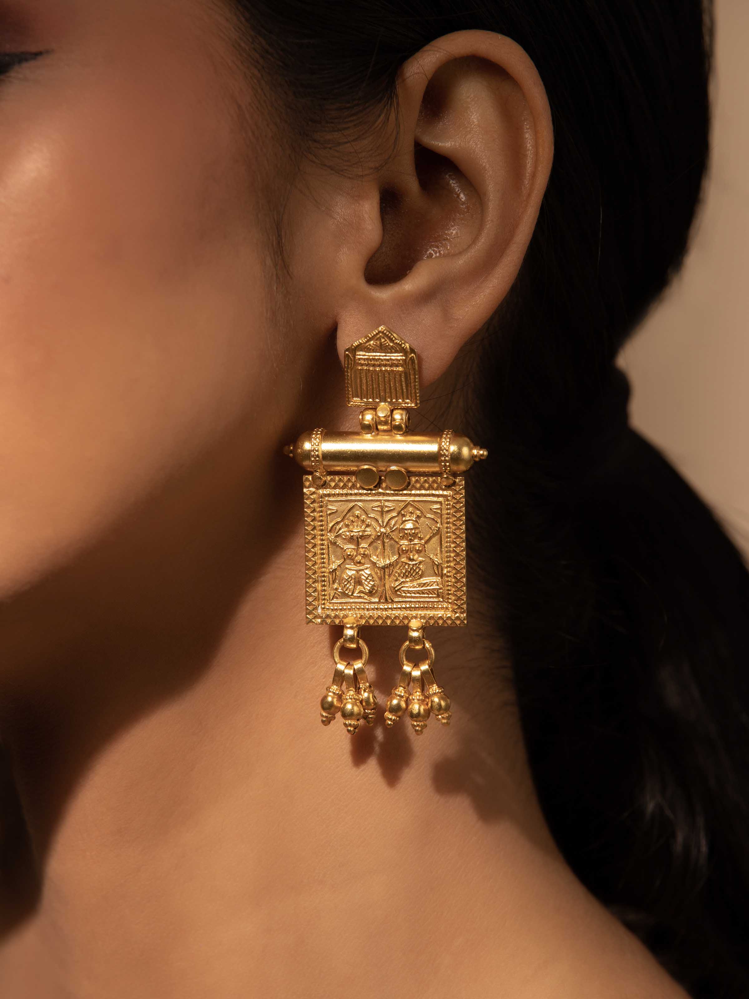 Side view of Jadau 18 karat gold bangle showcasing detailed goldwork.