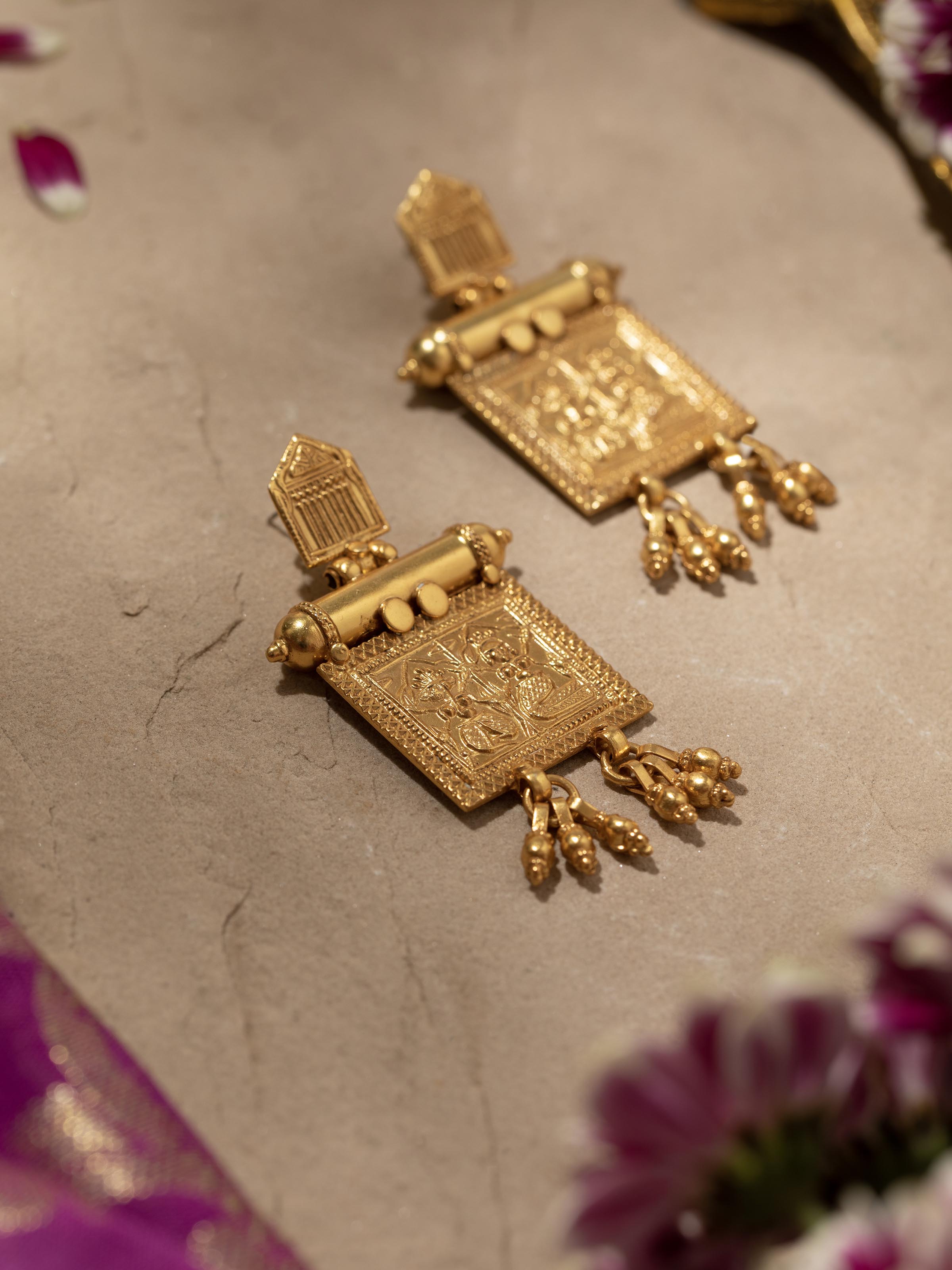 Back view of Jadau 18 karat gold bangle showing the secure clasp and overall design.