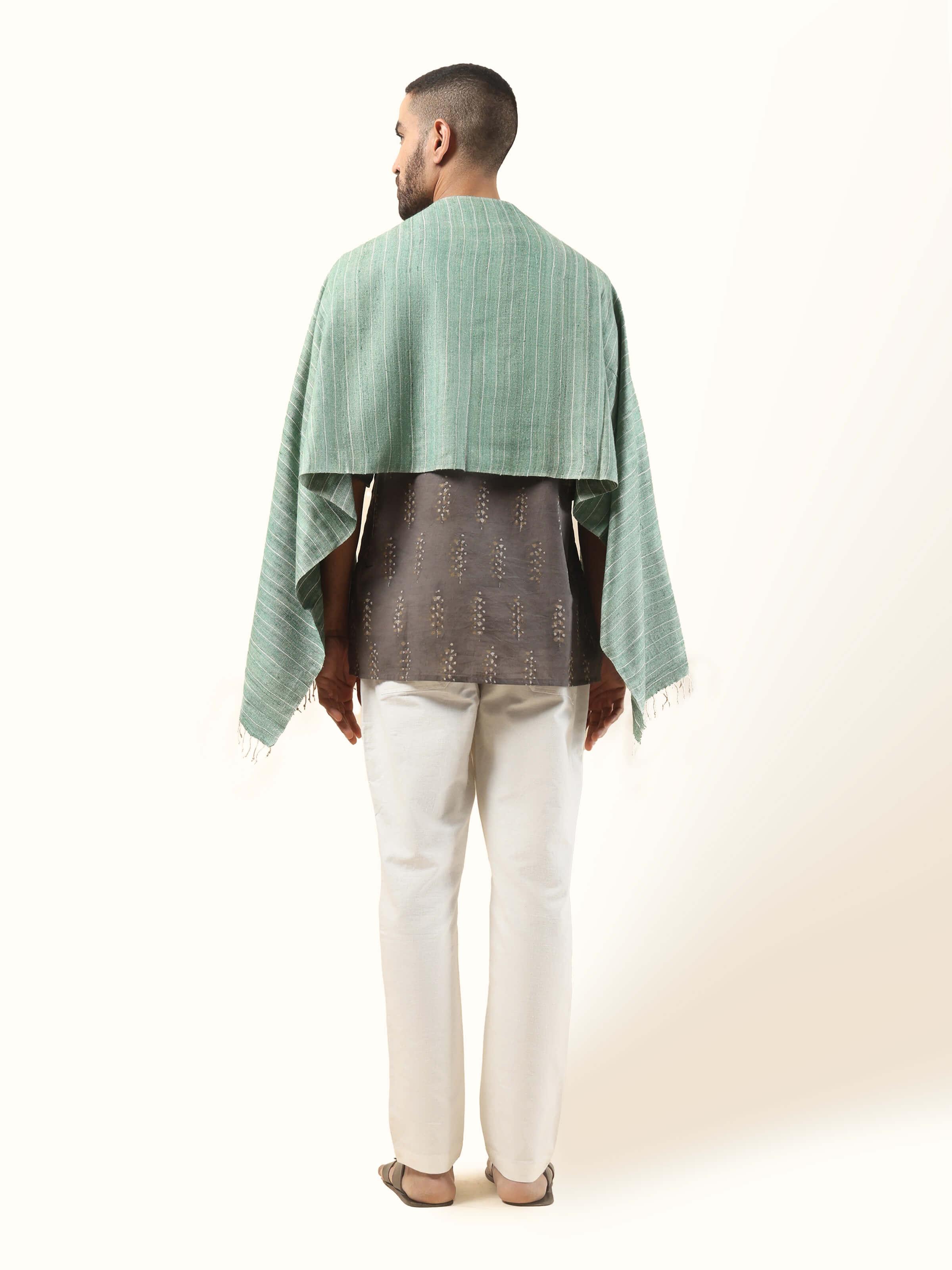 Back view illustrating the lightness and versatility of this sophisticated accessory.