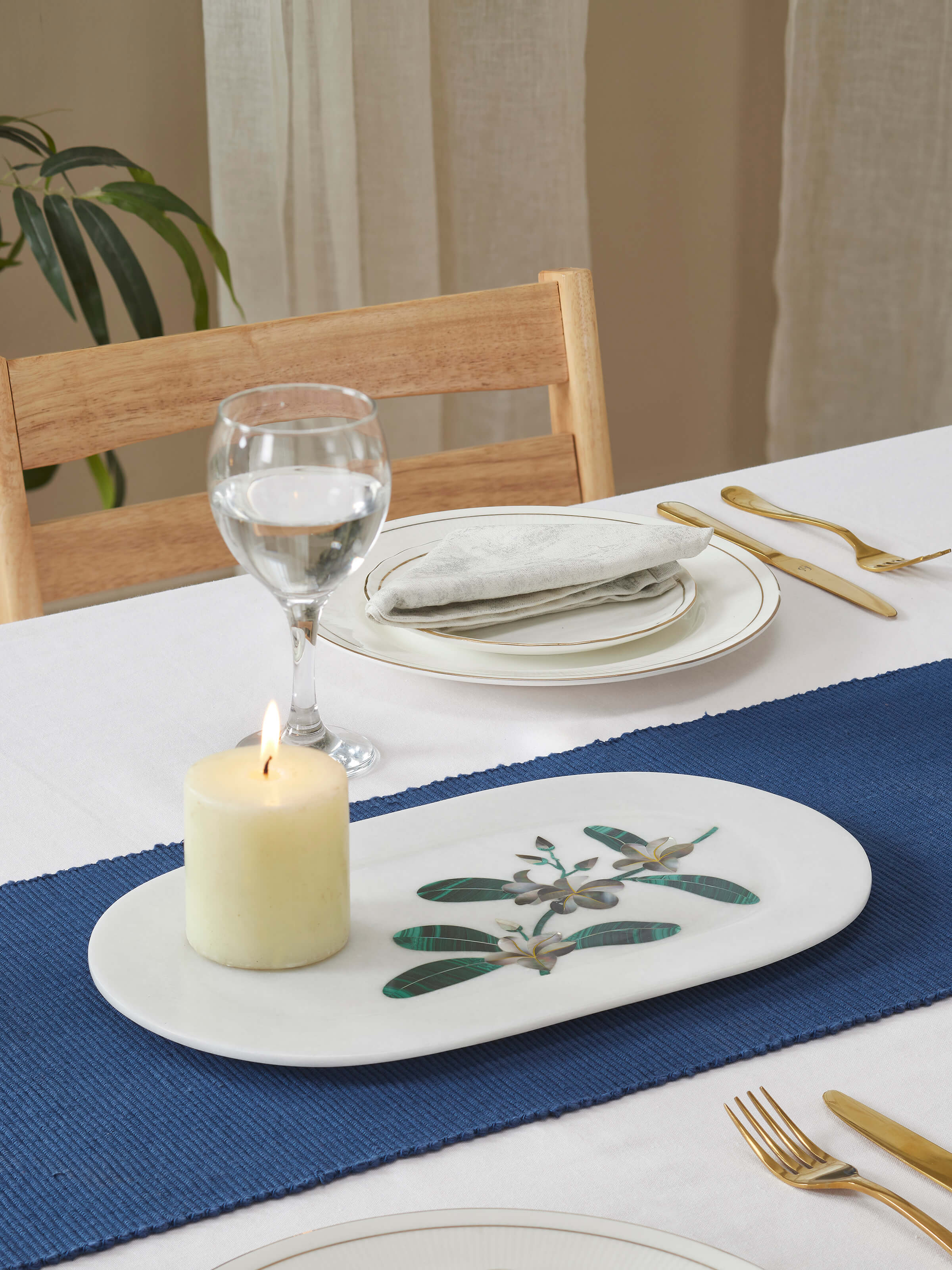 Side view of white pacchikari marble tray, showcasing the smooth finish and craftsmanship.