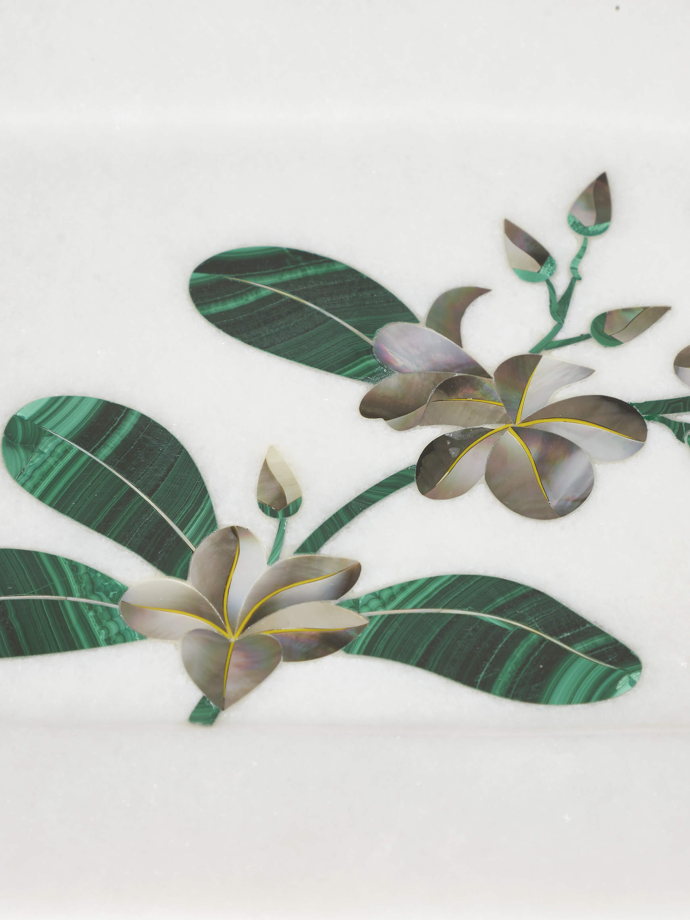 Detailed view of white pacchikari marble tray, showcasing the intricate marble patterns.