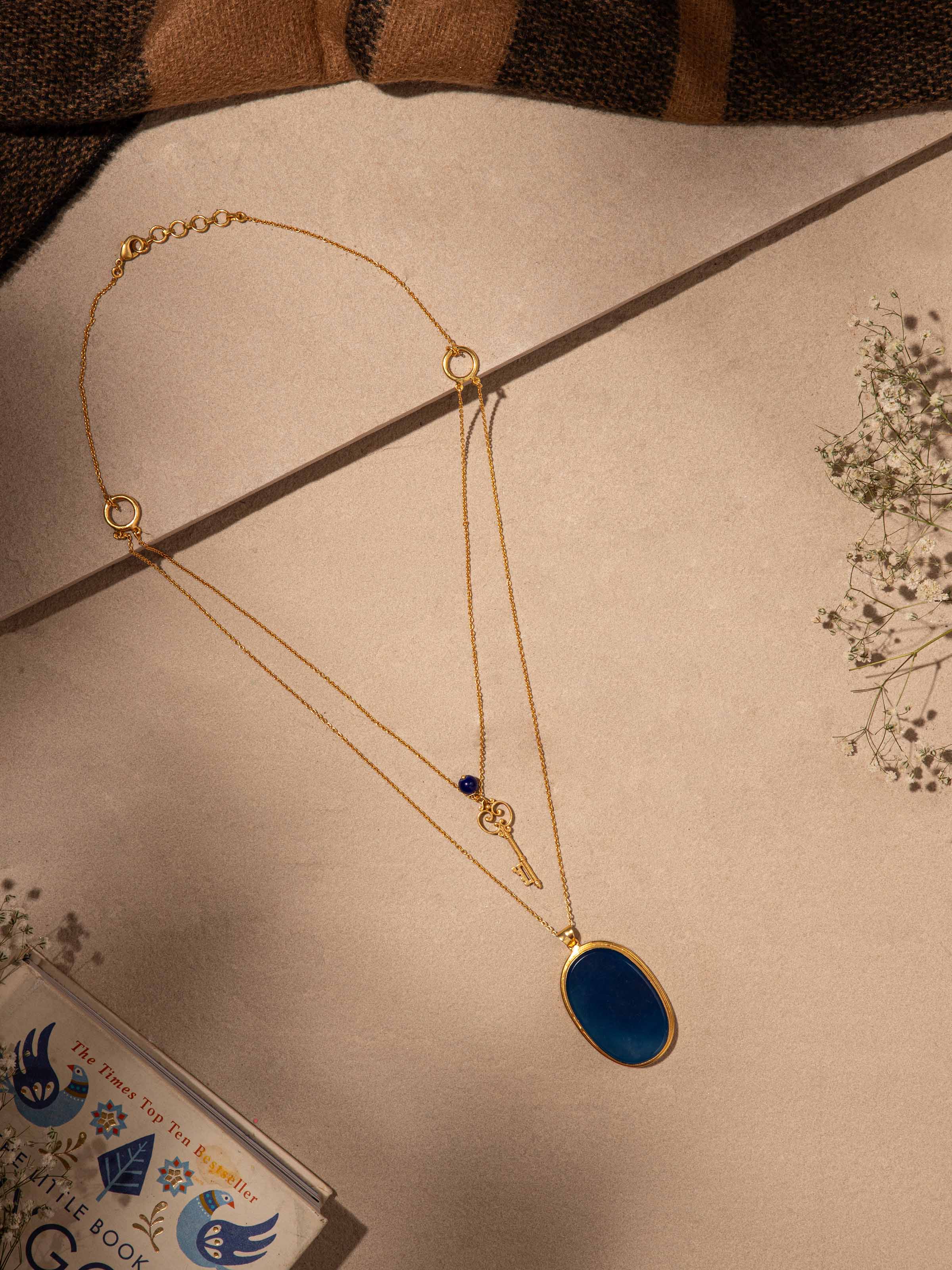 Side view of Agate Pendant with Chain emphasizing the pendant’s design and chain length.