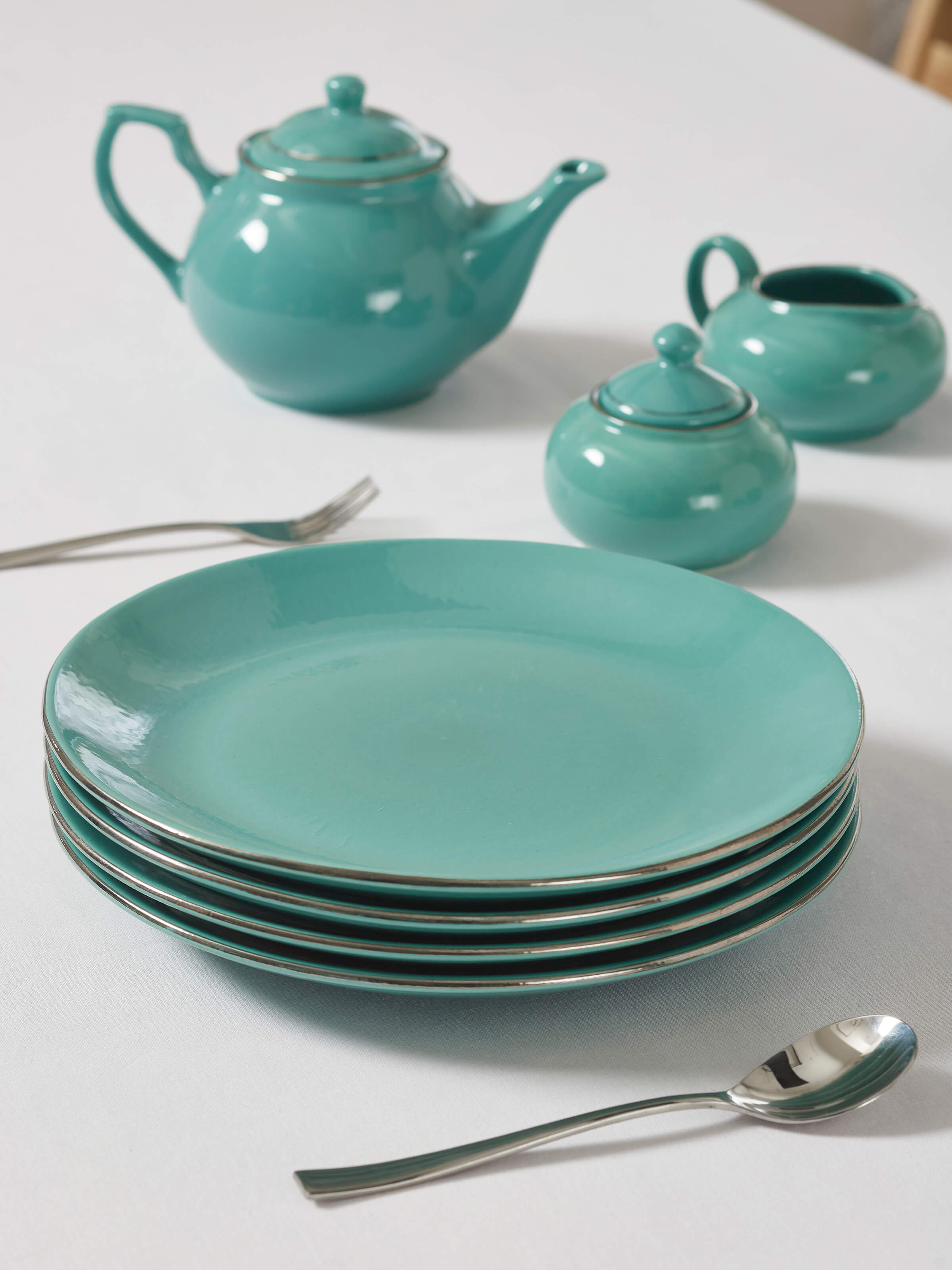 Side view of Khurja Pottery Ceramic Dinner Plates Aqua set (4 pcs) highlighting unique design elements and color consistency.