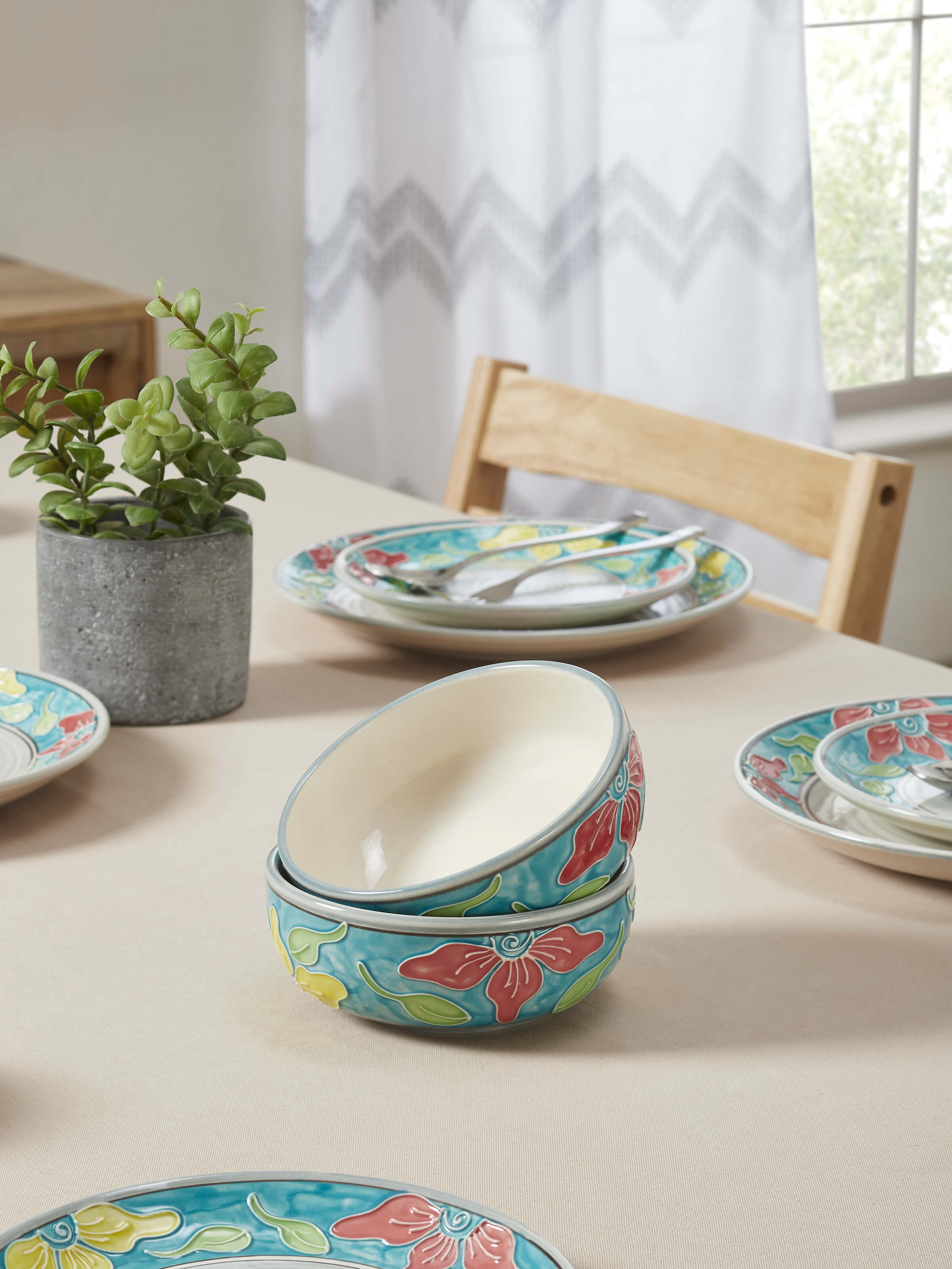 Side view of Khurja pottery ceramic dinner bowls in blue and white, highlighting their shape and decorative patterns.