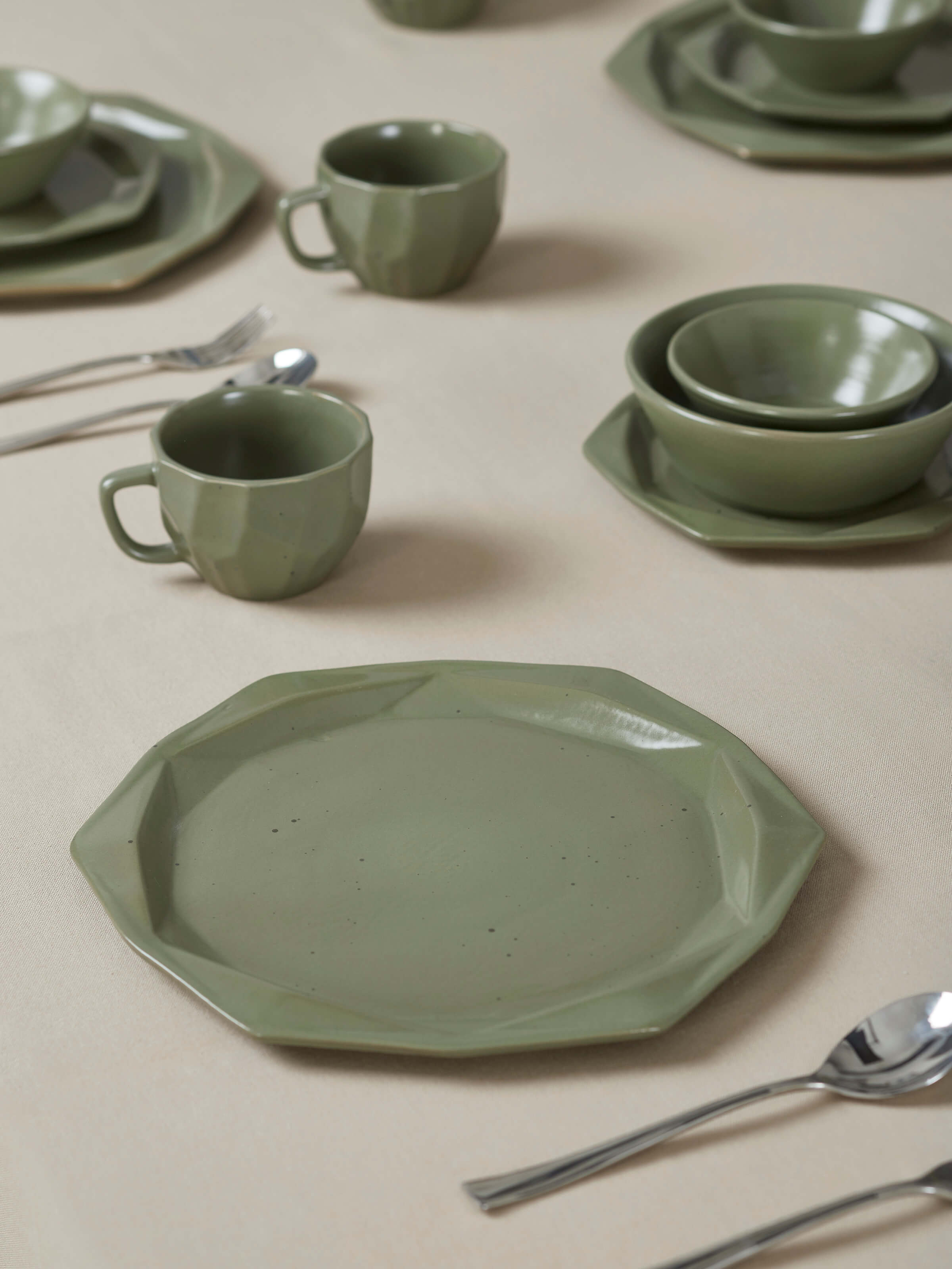 Side view of green Khurja pottery ceramic salad plates (4 pcs) showing smooth finish