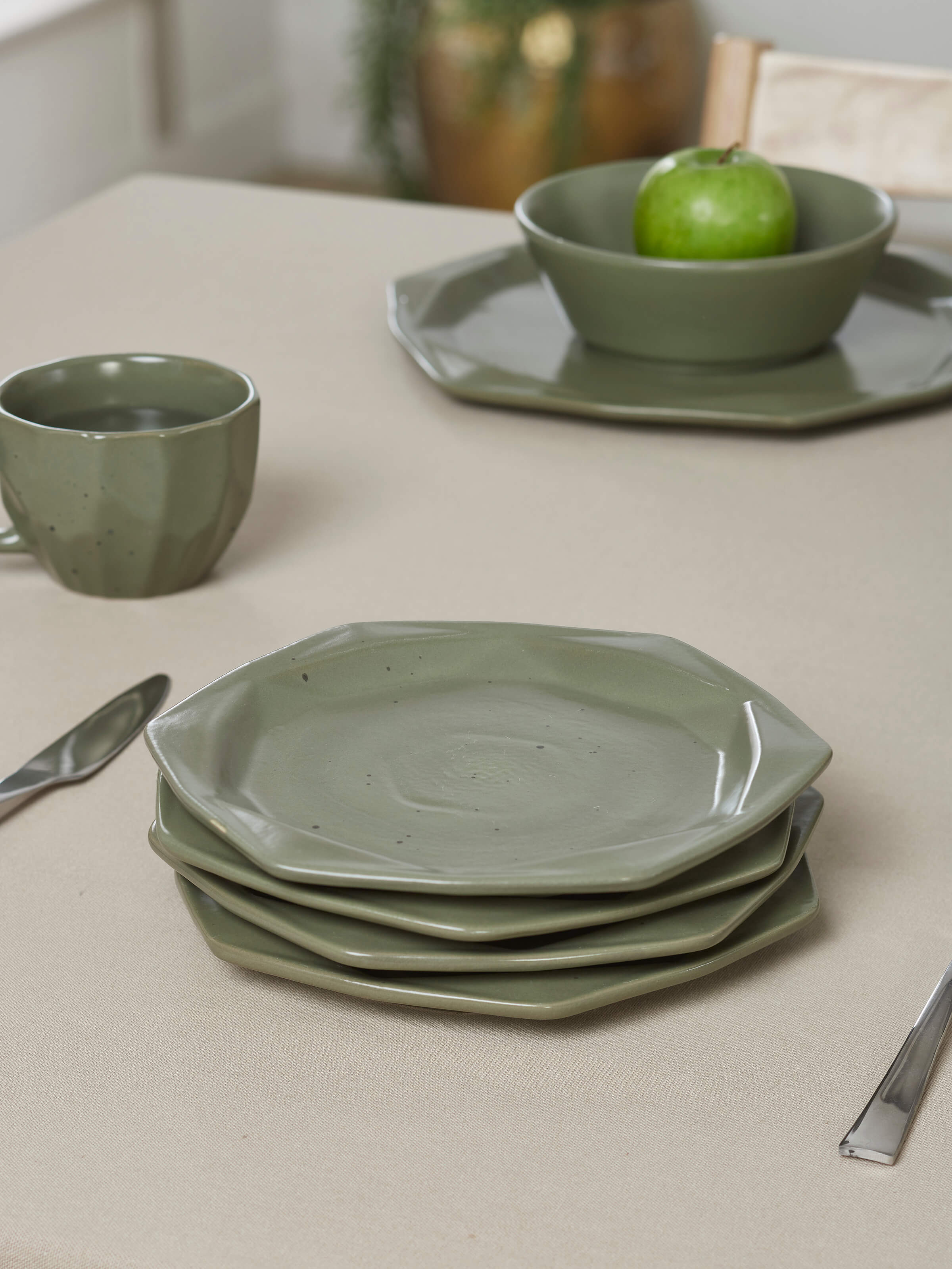 Detailed view of Khurja pottery ceramic salad plates green (4 pcs) with floral patterns