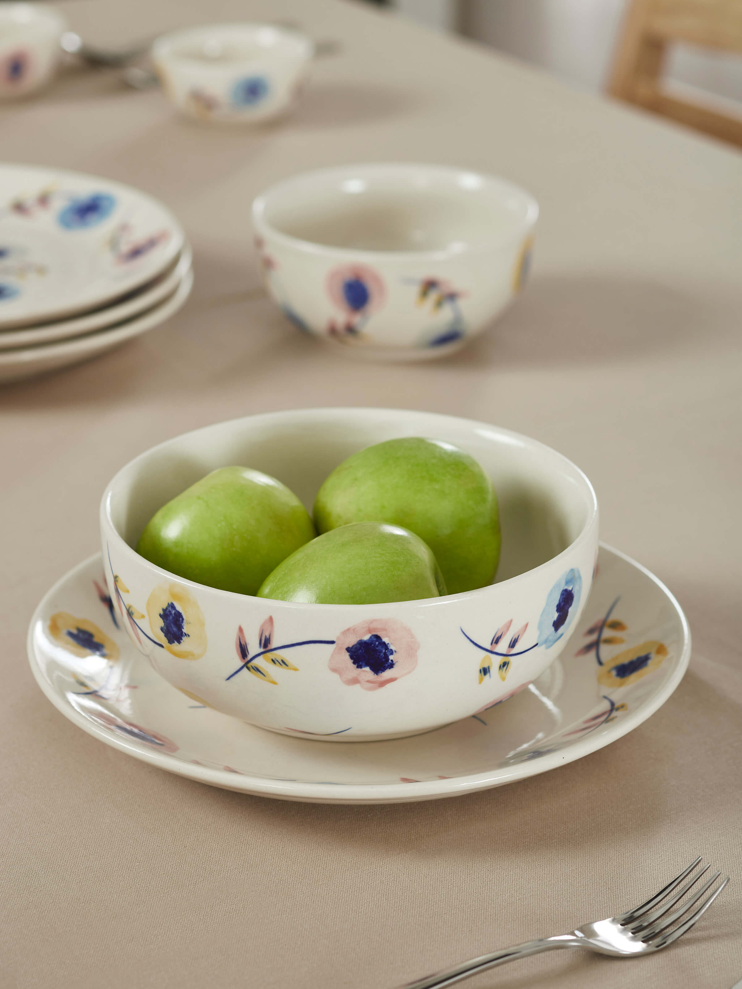 Side view of Khurja pottery ceramic serving bowl showing white & indigo patterns