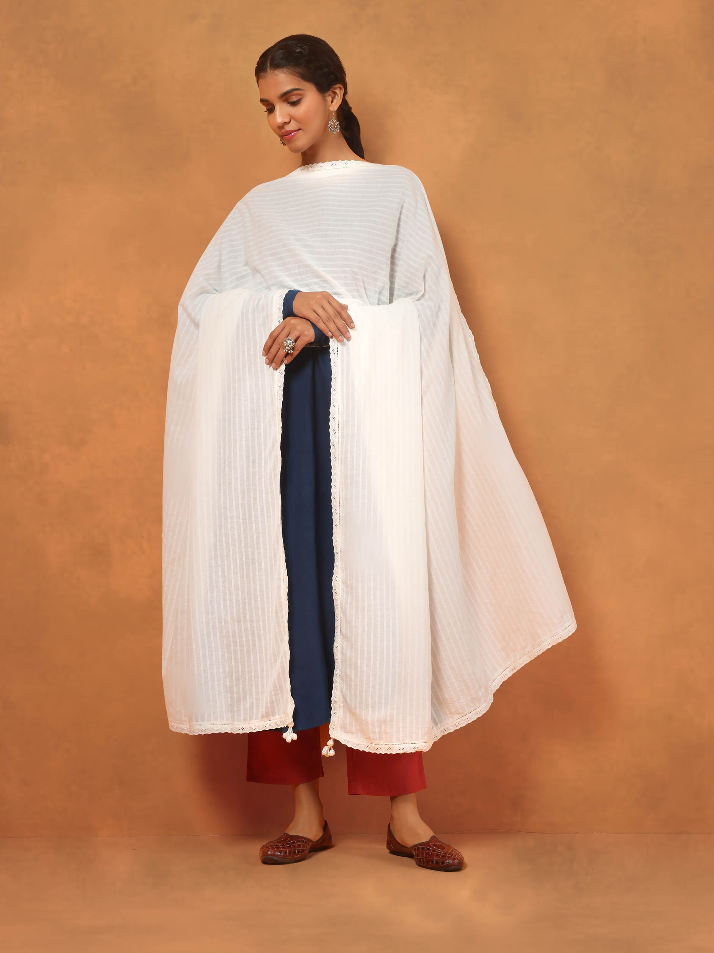 Model draped in white hand-spun cotton dupatta, showcasing lightweight fabric and elegant fall.