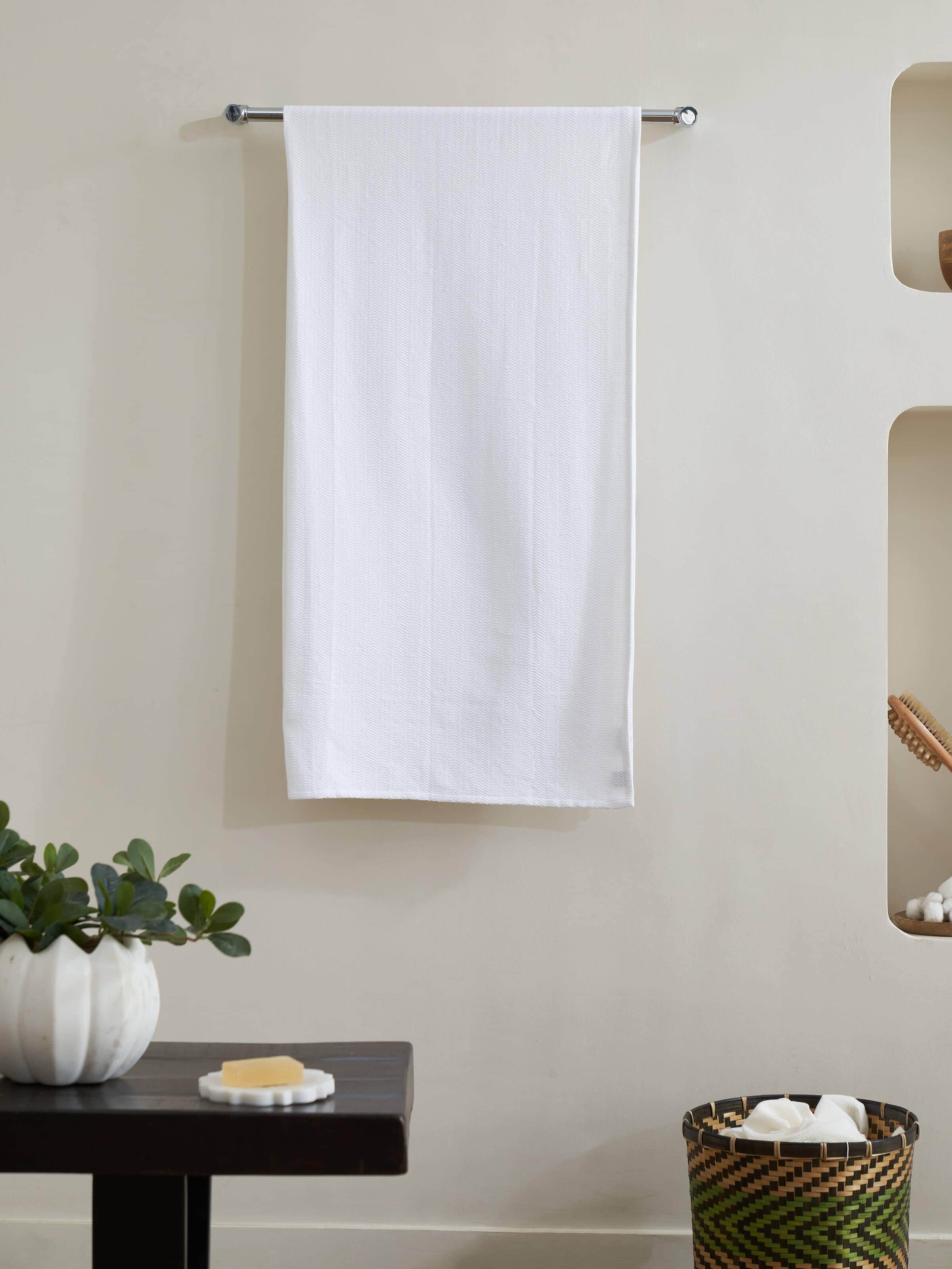 Close-up of Vayana stripe white cotton bath towel (XL) highlighting the fabric texture and stripe detail.