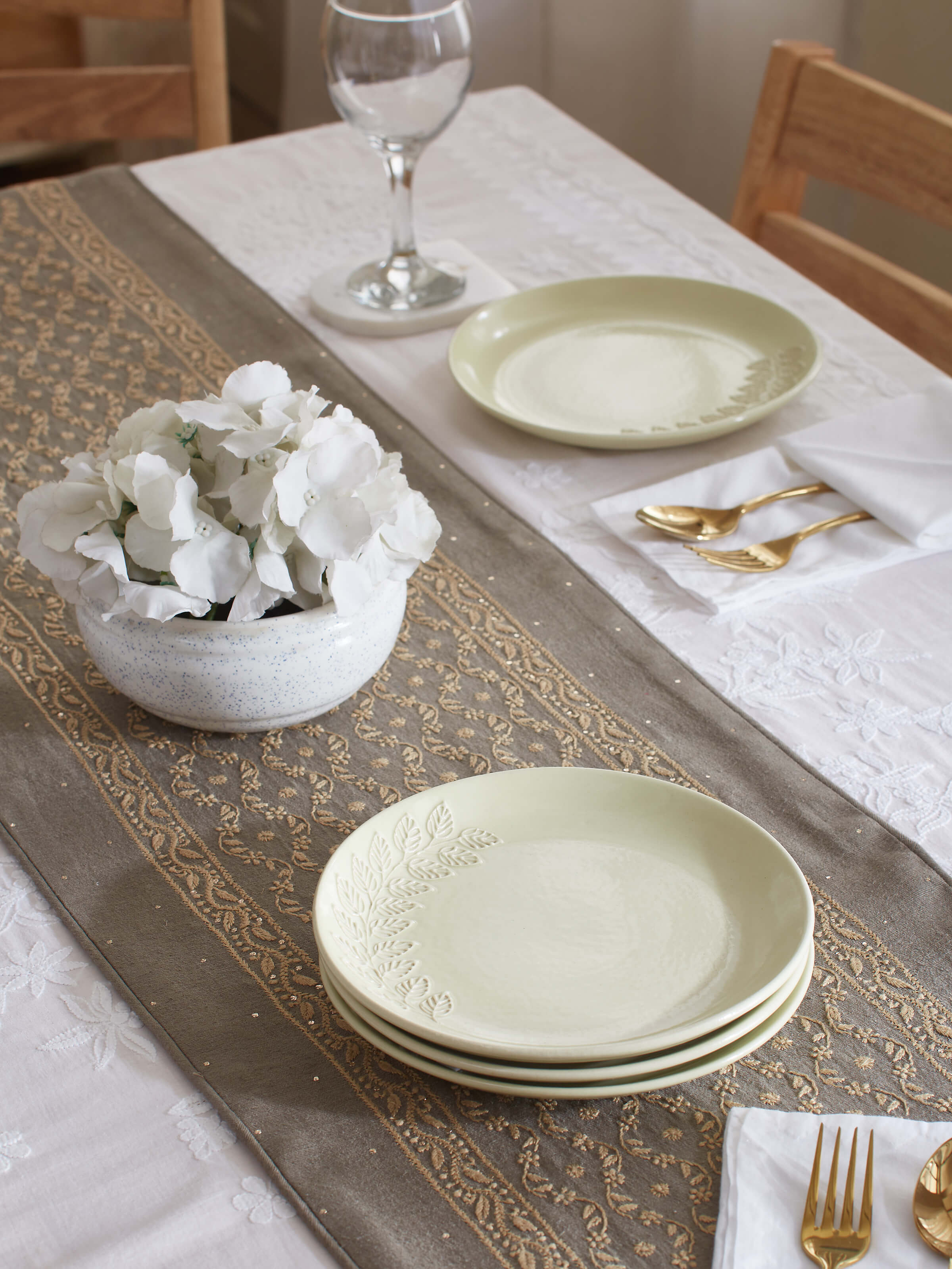 Side view of Khurja pottery ceramic simple dinner plates white (4 pcs)