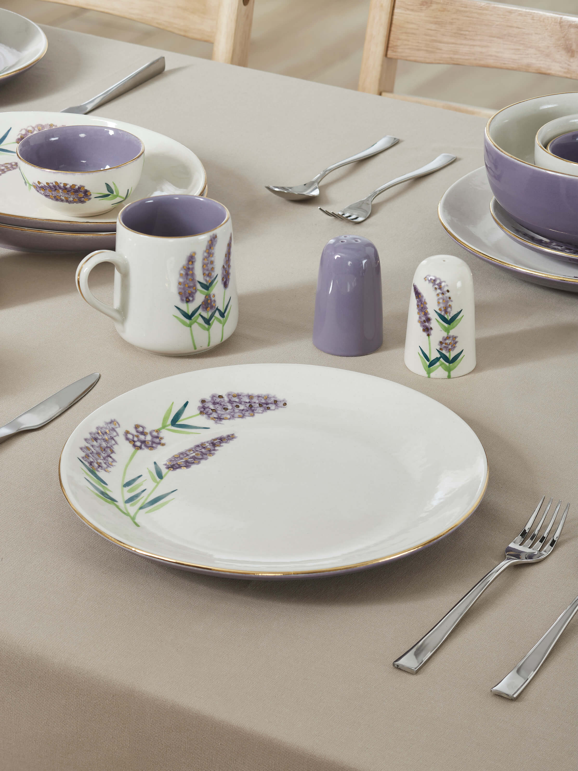 Side view of Khurja pottery stoneware dinner plates (4 pcs) highlighting detailed patterns and durable design.