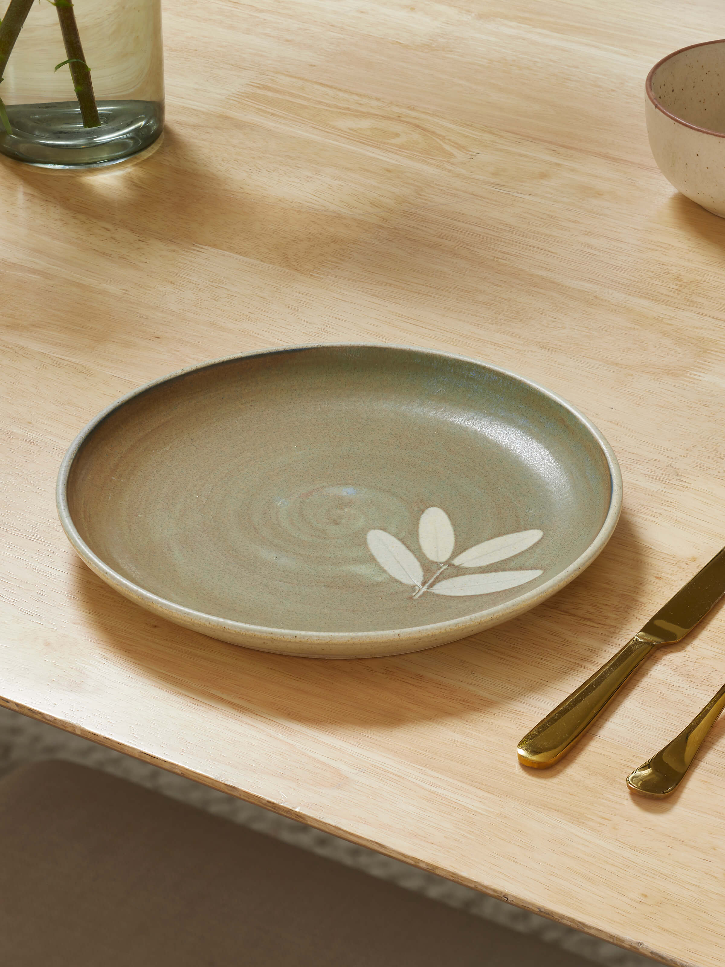 Side view of Studio pottery ceramic dinner plate large, showcasing its elegant shape and craftsmanship.