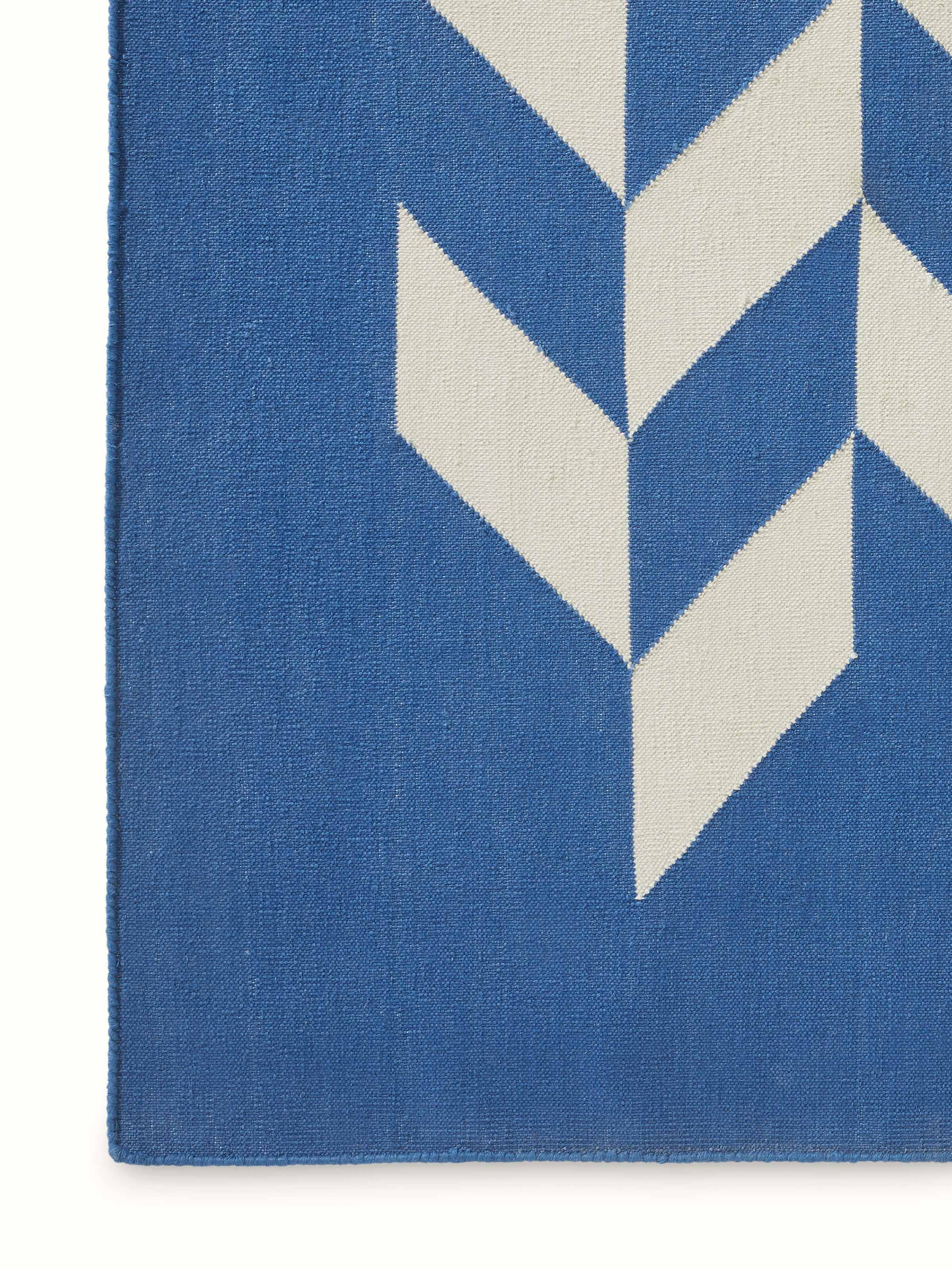 Modern geo chevron blue ivory Lawan cotton Panja dhurrie, highlighting its geometric pattern and colors