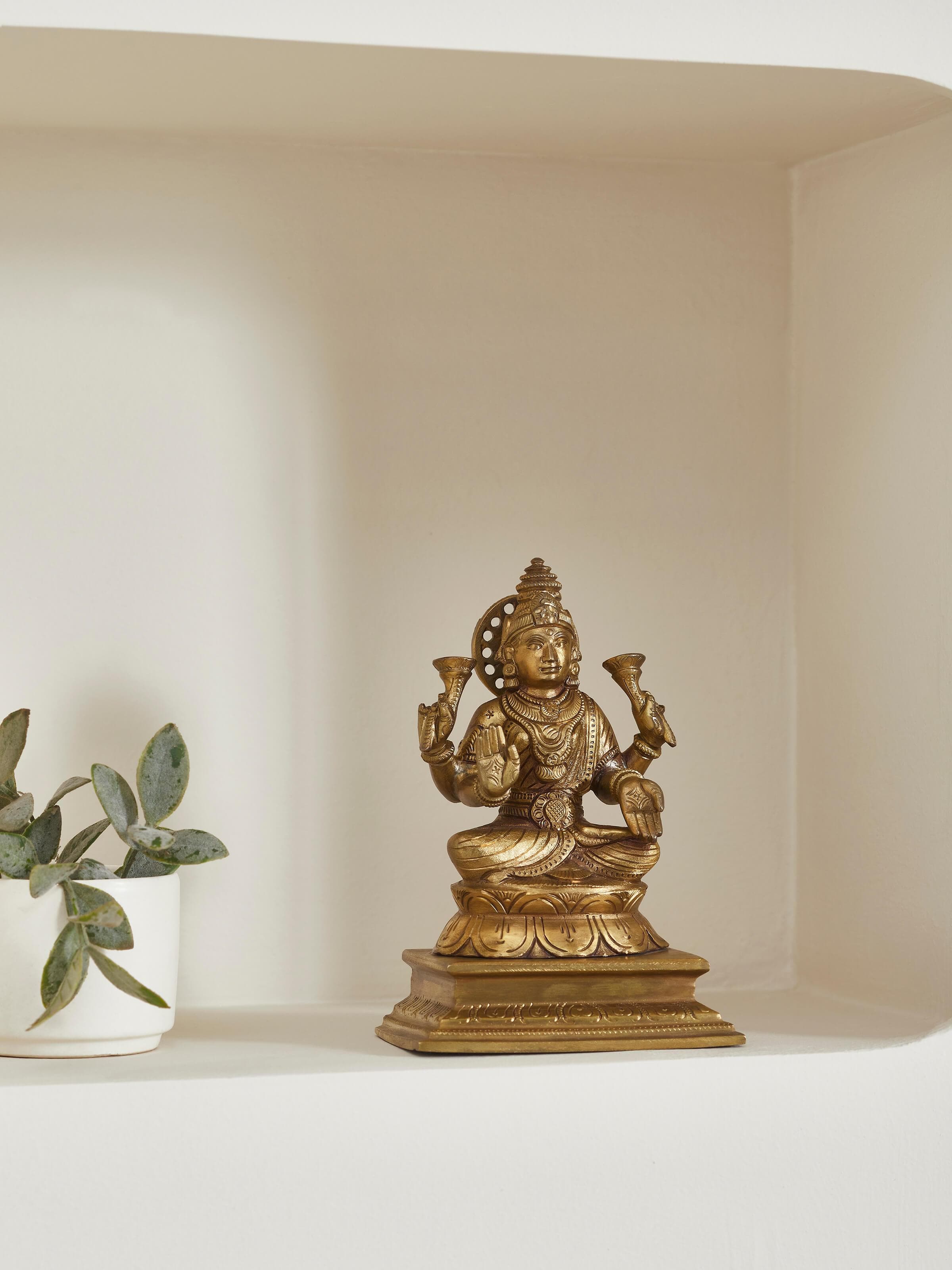 Side view of Lakshmi bronze casting idol highlighting the detailed bronze craftsmanship and elegant features