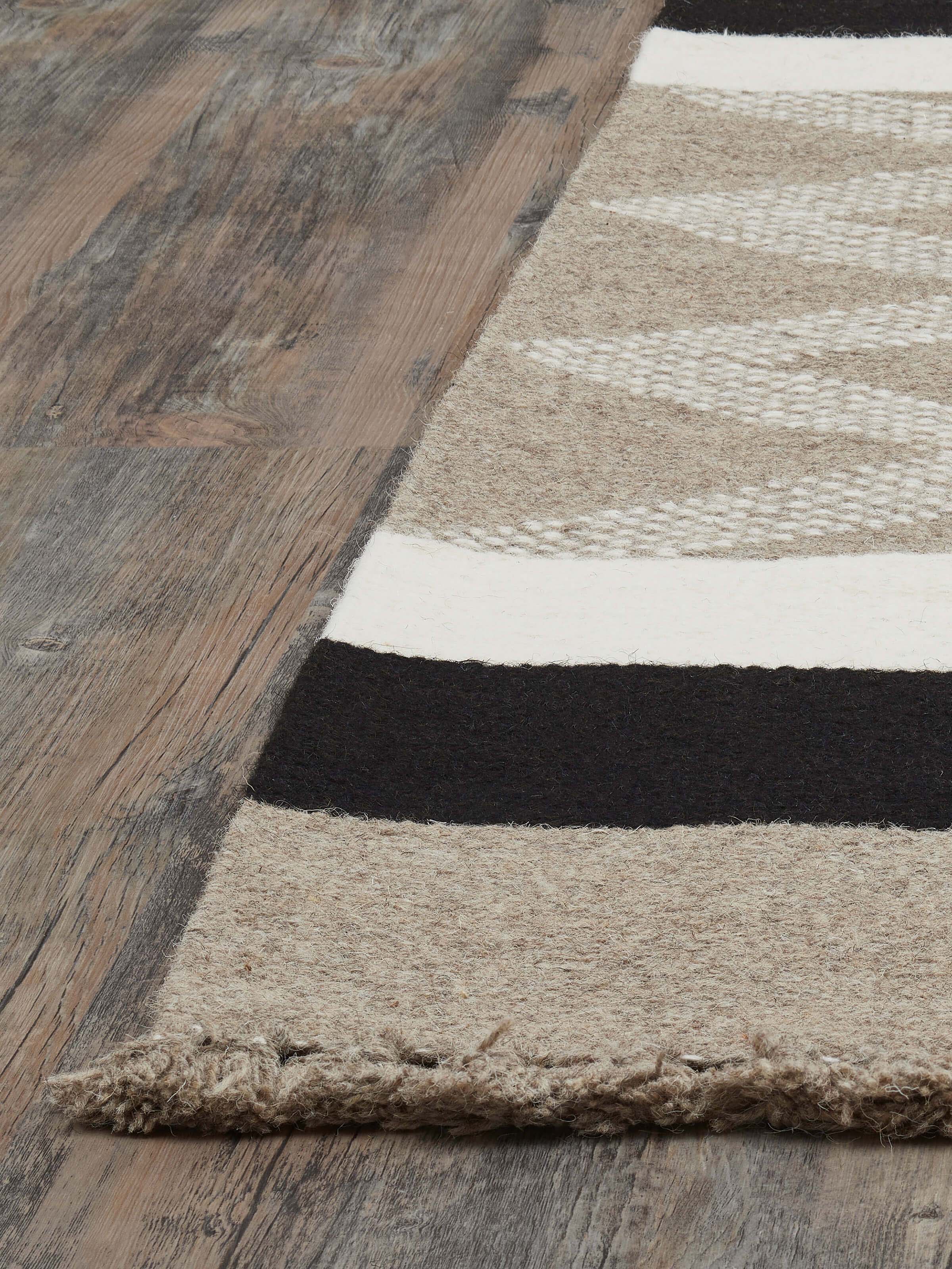 Detailed view of the chevron design on the Textured Chevron Grey Melange Jawaja Wool & Cotton Handloom Dhurrie (3x5 ft).