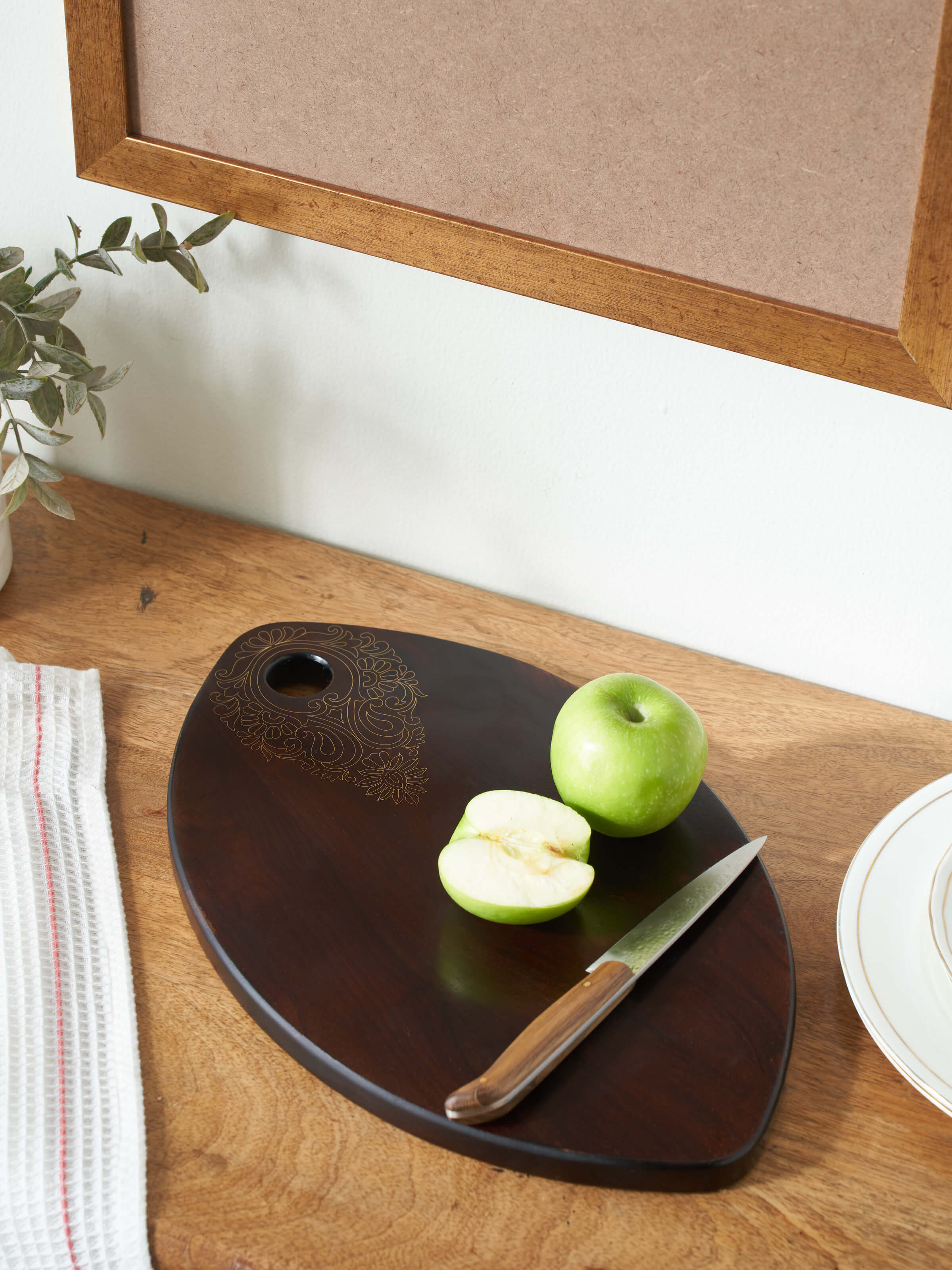 Side view of Tarkashi sheesham wood & brass chopping board showcasing its fine details and finish